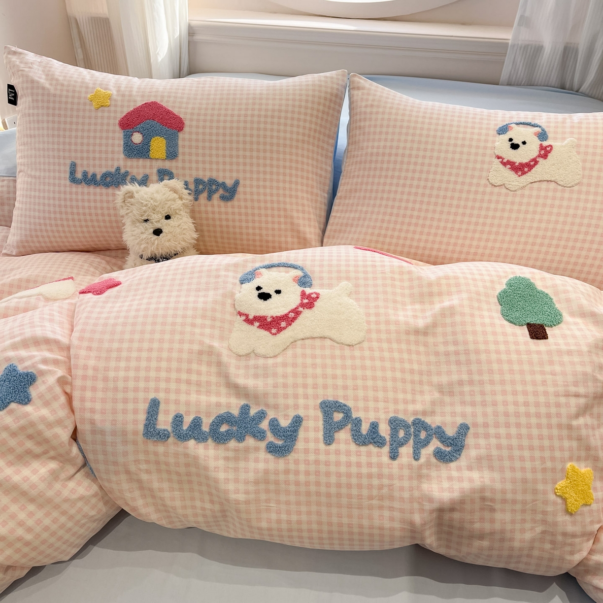 91家纺网 家纺一手货源 找家纺 乐美家纺 2026新款春夏软萌全棉毛巾绣系列四件套 西高地房子