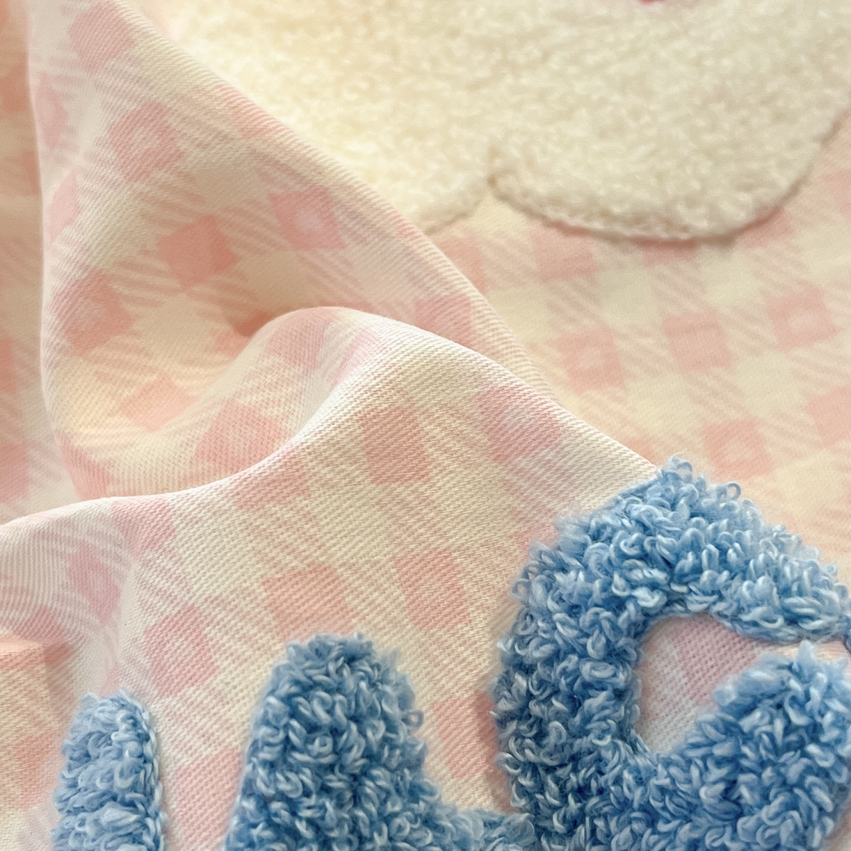 91家纺网 家纺一手货源 找家纺 乐美家纺 2026新款春夏软萌全棉毛巾绣系列四件套 西高地房子