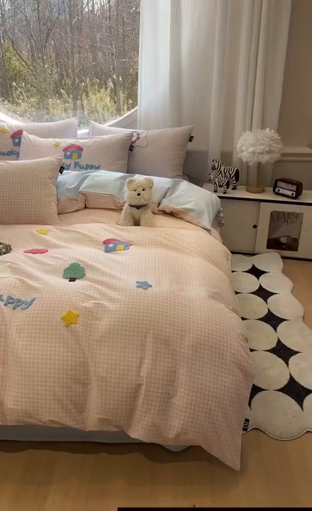 91家纺网 家纺一手货源 找家纺 乐美家纺 2026新款春夏软萌全棉毛巾绣系列四件套 西高地房子