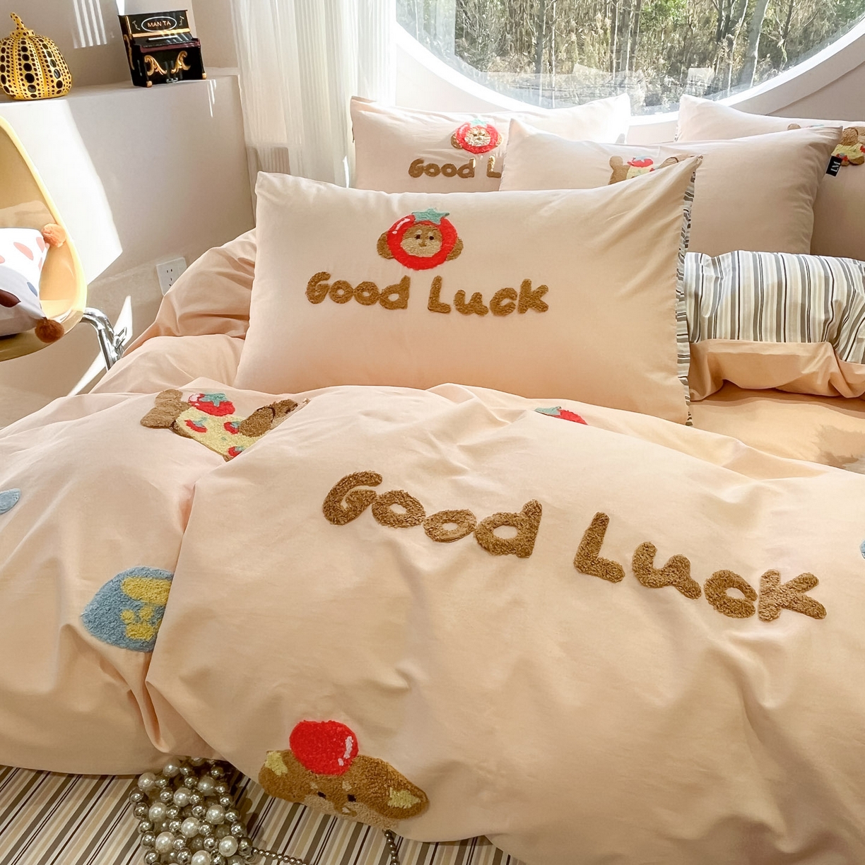 91家纺网 家纺一手货源 找家纺 乐美家纺 2026新款春夏软萌全棉毛巾绣系列四件套 西红柿腊肠狗