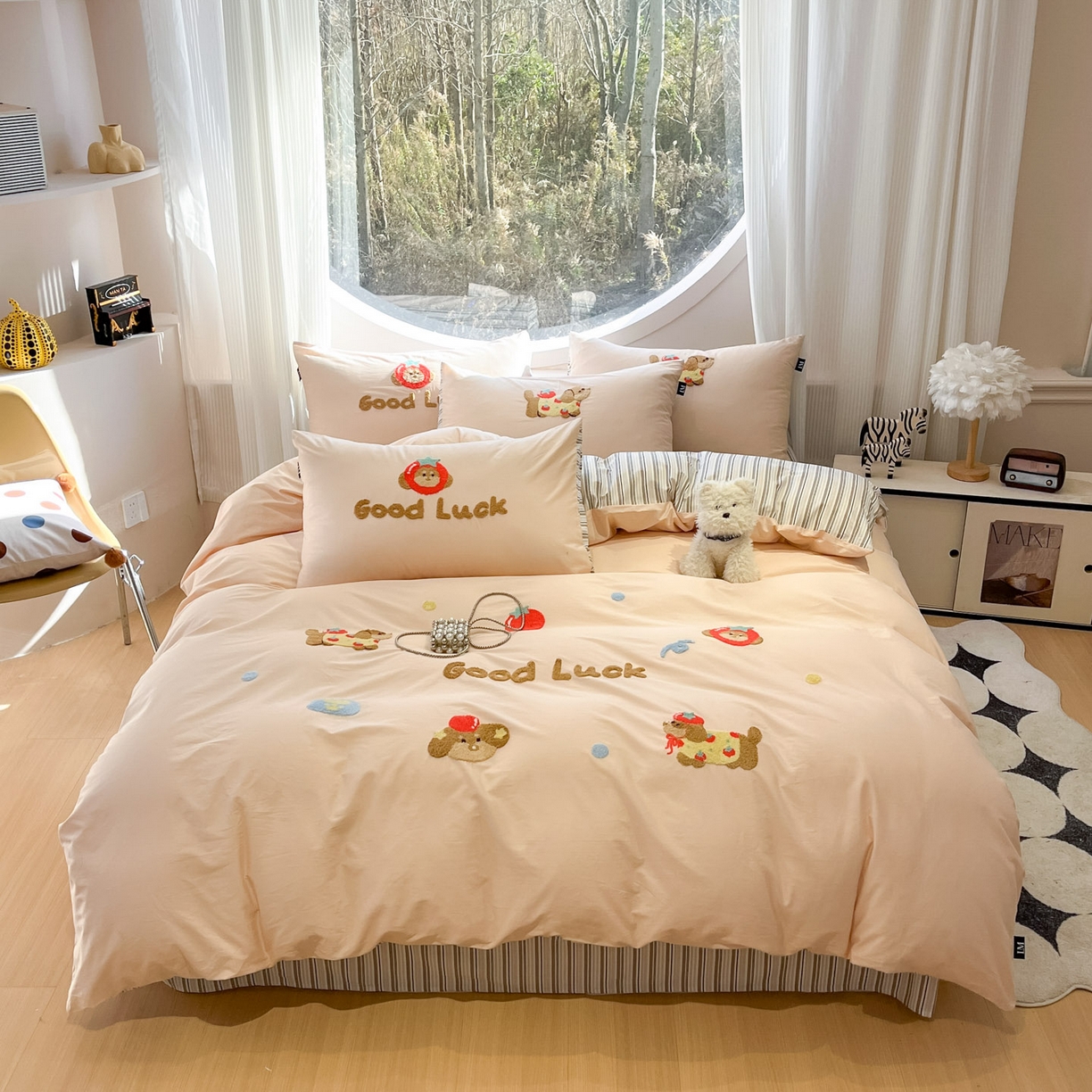 91家纺网 家纺一手货源 找家纺 乐美家纺 2026新款春夏软萌全棉毛巾绣系列四件套 西红柿腊肠狗