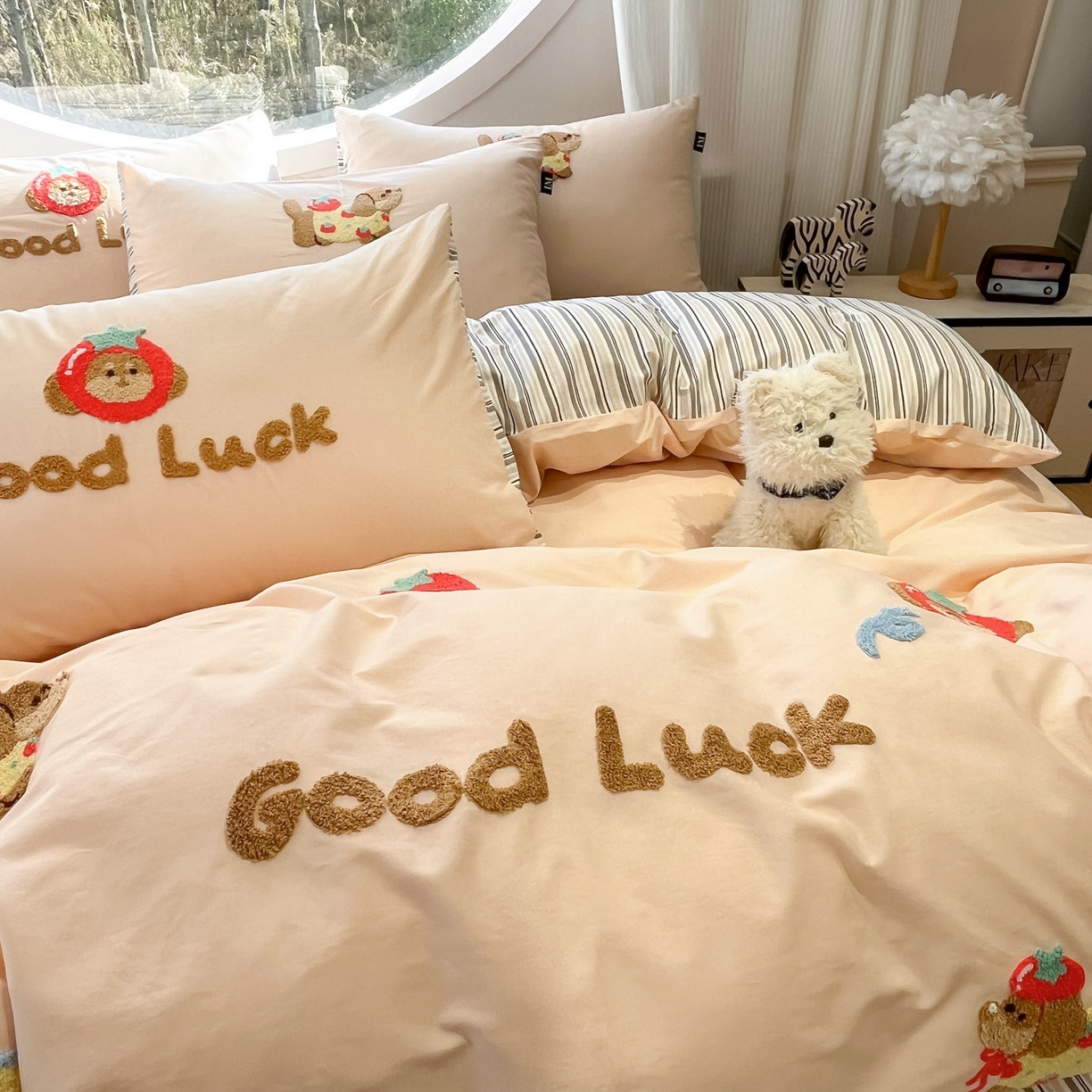 91家纺网 家纺一手货源 找家纺 乐美家纺 2026新款春夏软萌全棉毛巾绣系列四件套 西红柿腊肠狗