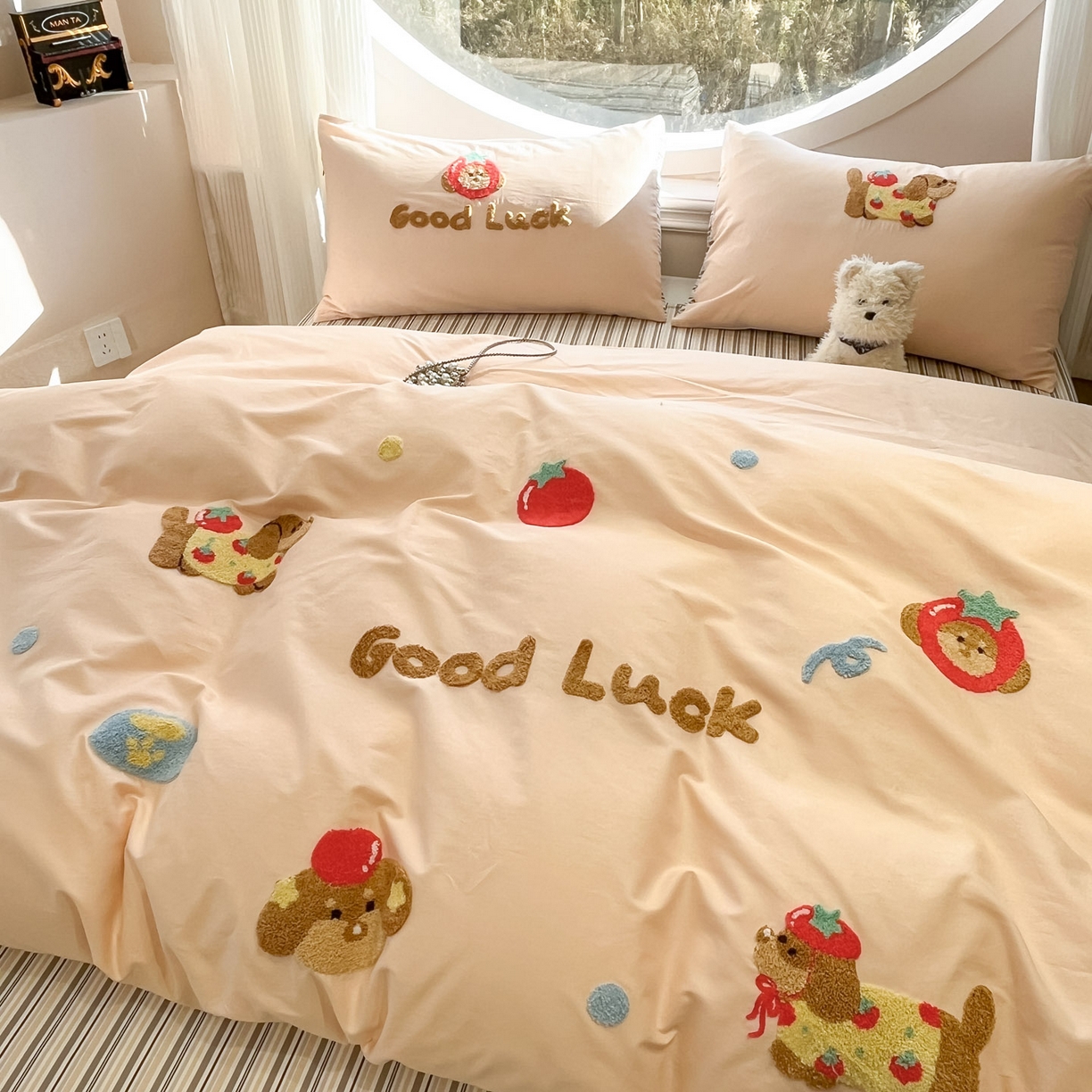 91家纺网 家纺一手货源 找家纺 乐美家纺 2026新款春夏软萌全棉毛巾绣系列四件套 西红柿腊肠狗