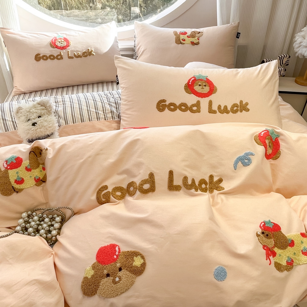 91家纺网 家纺一手货源 找家纺 乐美家纺 2026新款春夏软萌全棉毛巾绣系列四件套 西红柿腊肠狗