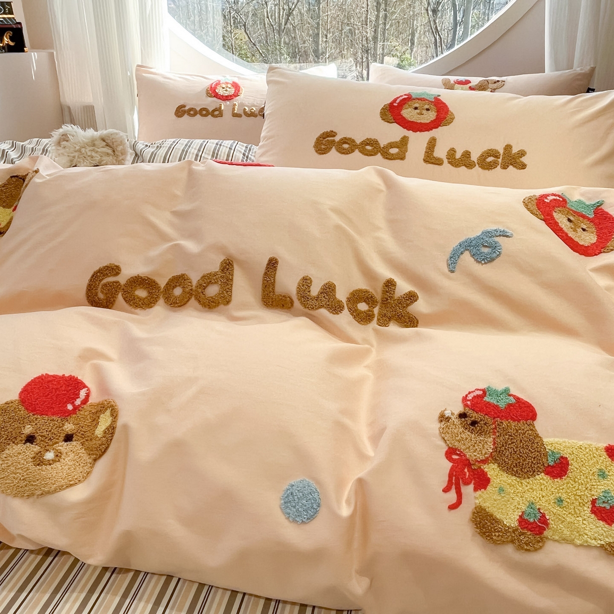 91家纺网 家纺一手货源 找家纺 乐美家纺 2026新款春夏软萌全棉毛巾绣系列四件套 西红柿腊肠狗