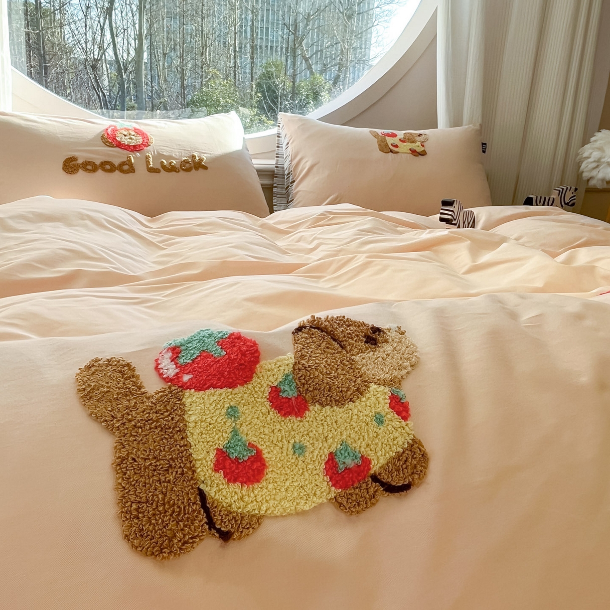 91家纺网 家纺一手货源 找家纺 乐美家纺 2026新款春夏软萌全棉毛巾绣系列四件套 西红柿腊肠狗