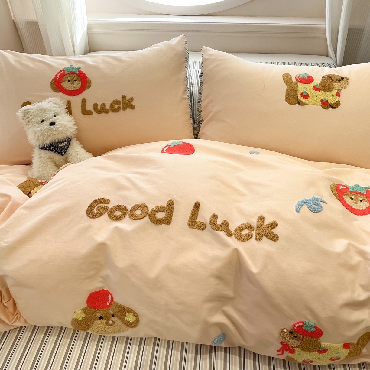 91家纺网 家纺一手货源 找家纺 乐美家纺 2026新款春夏软萌全棉毛巾绣系列四件套 西红柿腊肠狗