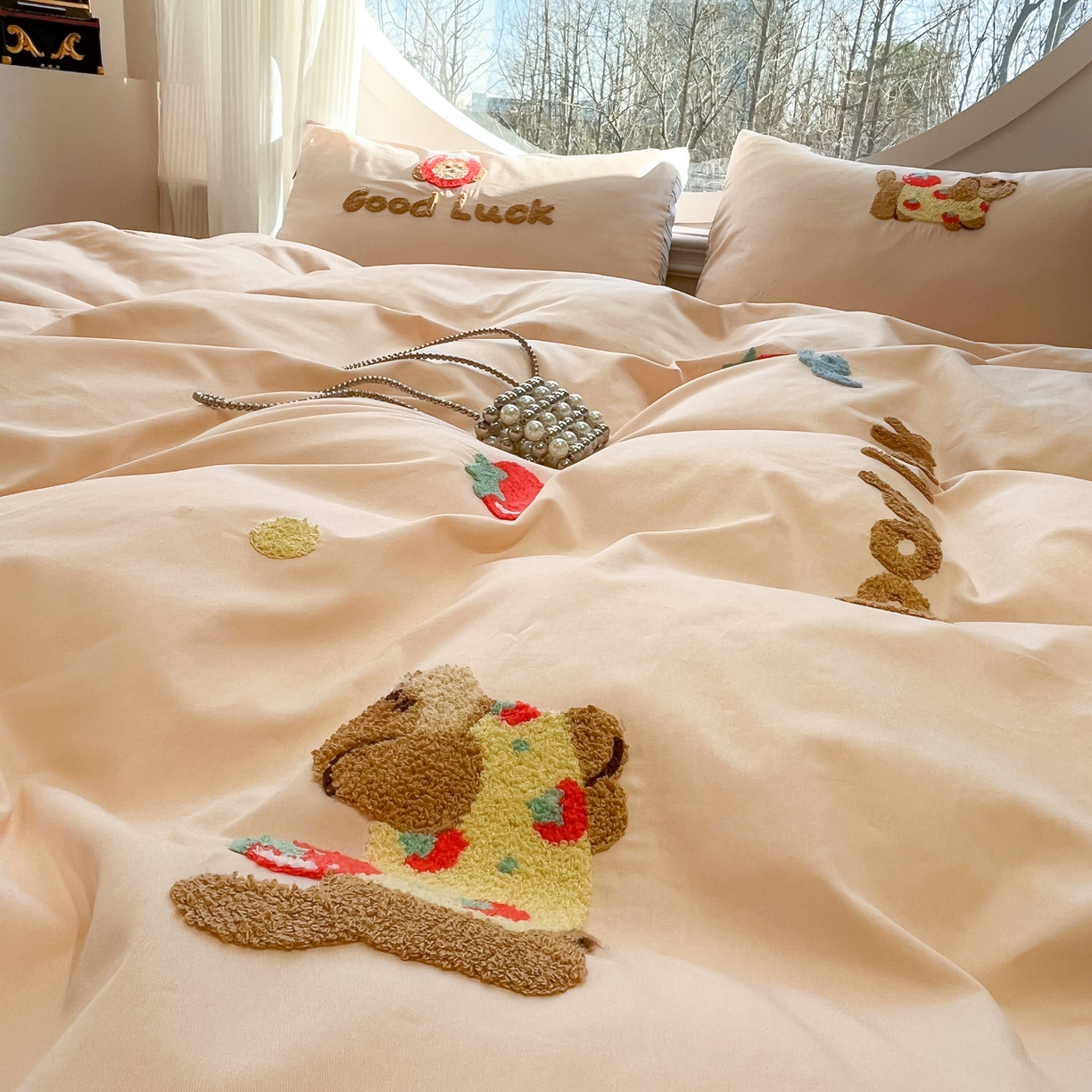 91家纺网 家纺一手货源 找家纺 乐美家纺 2026新款春夏软萌全棉毛巾绣系列四件套 西红柿腊肠狗