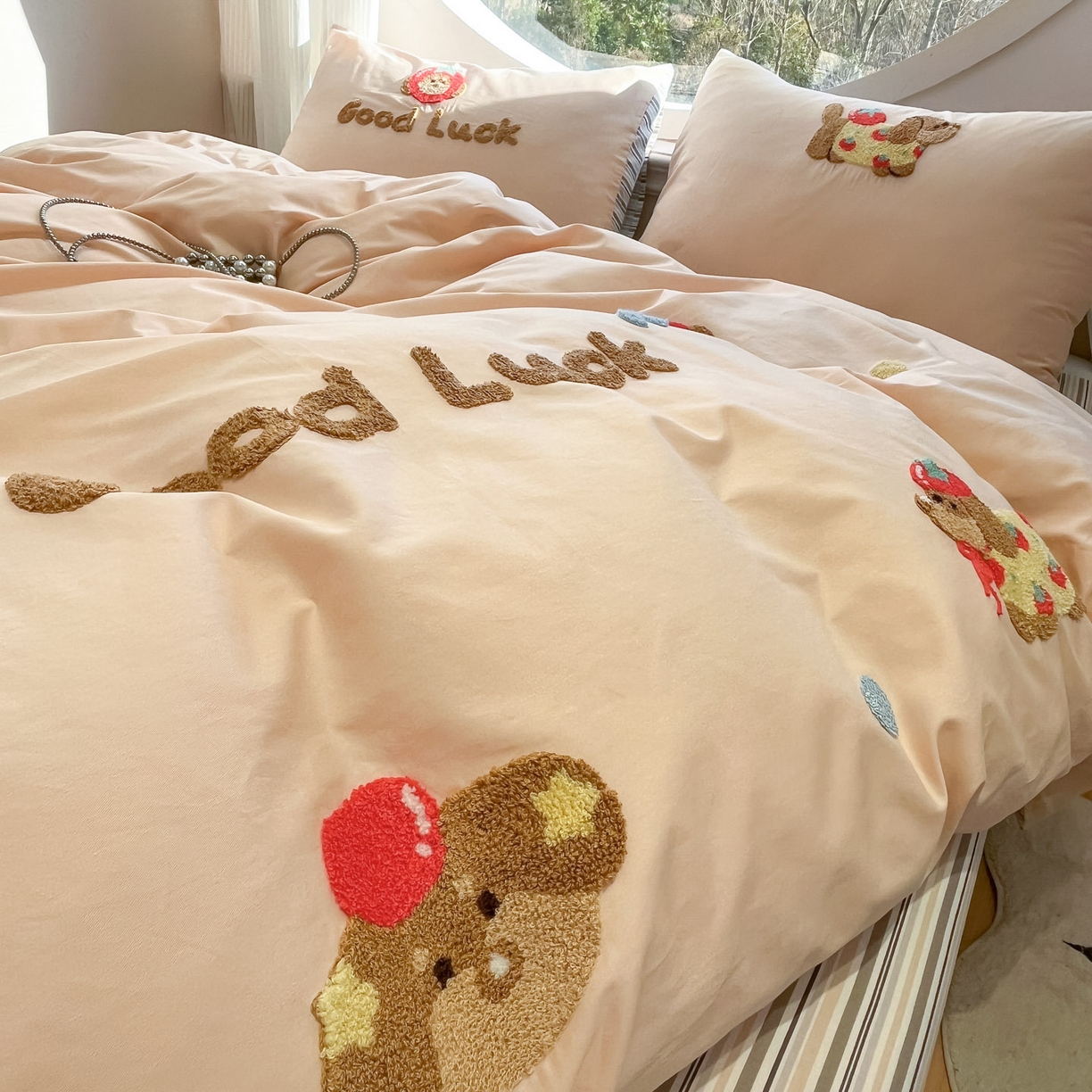 91家纺网 家纺一手货源 找家纺 乐美家纺 2026新款春夏软萌全棉毛巾绣系列四件套 西红柿腊肠狗