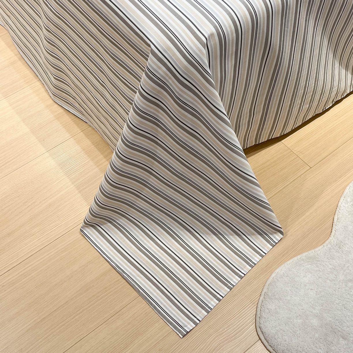 91家纺网 家纺一手货源 找家纺 乐美家纺 2026新款春夏软萌全棉毛巾绣系列四件套 西红柿腊肠狗