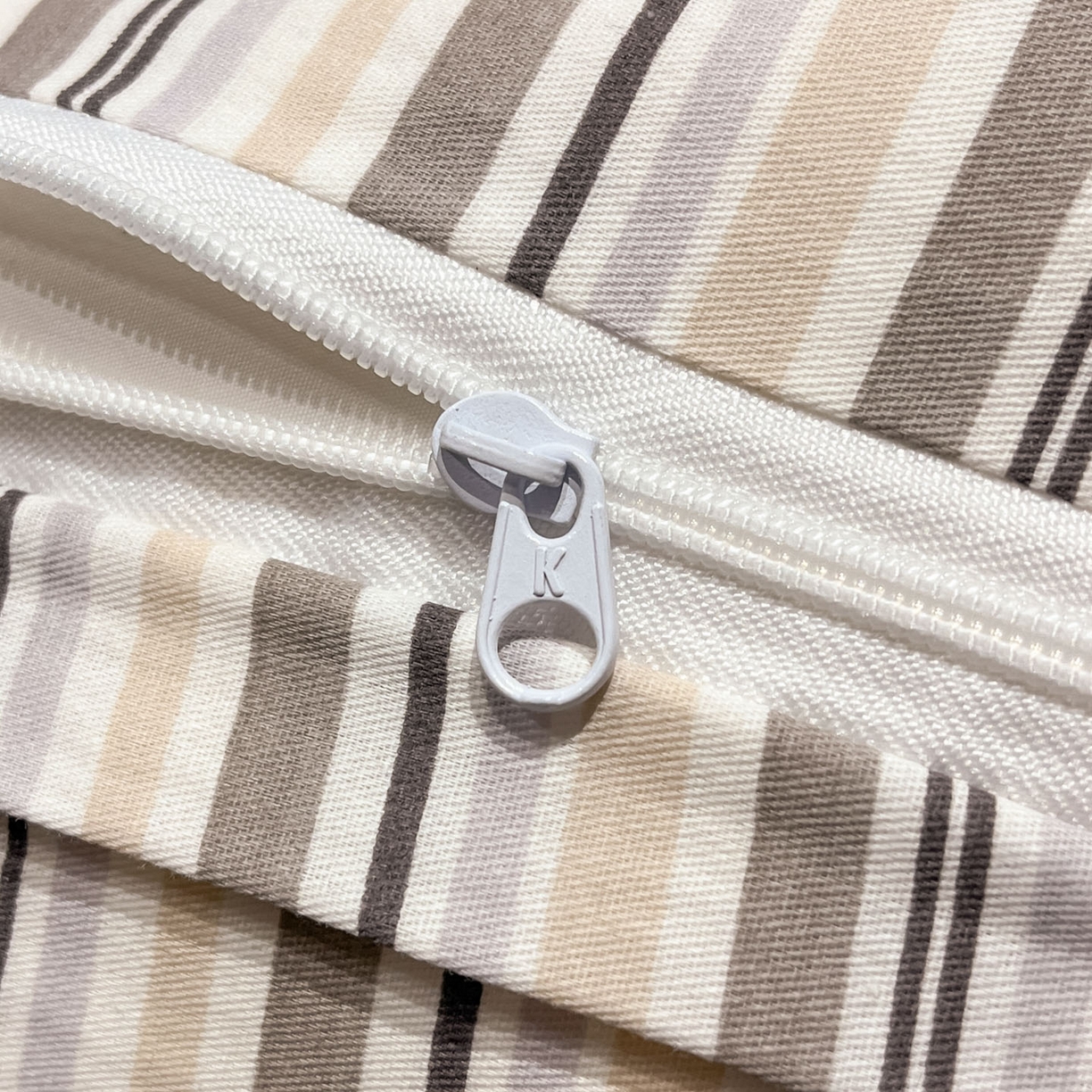 91家纺网 家纺一手货源 找家纺 乐美家纺 2026新款春夏软萌全棉毛巾绣系列四件套 西红柿腊肠狗