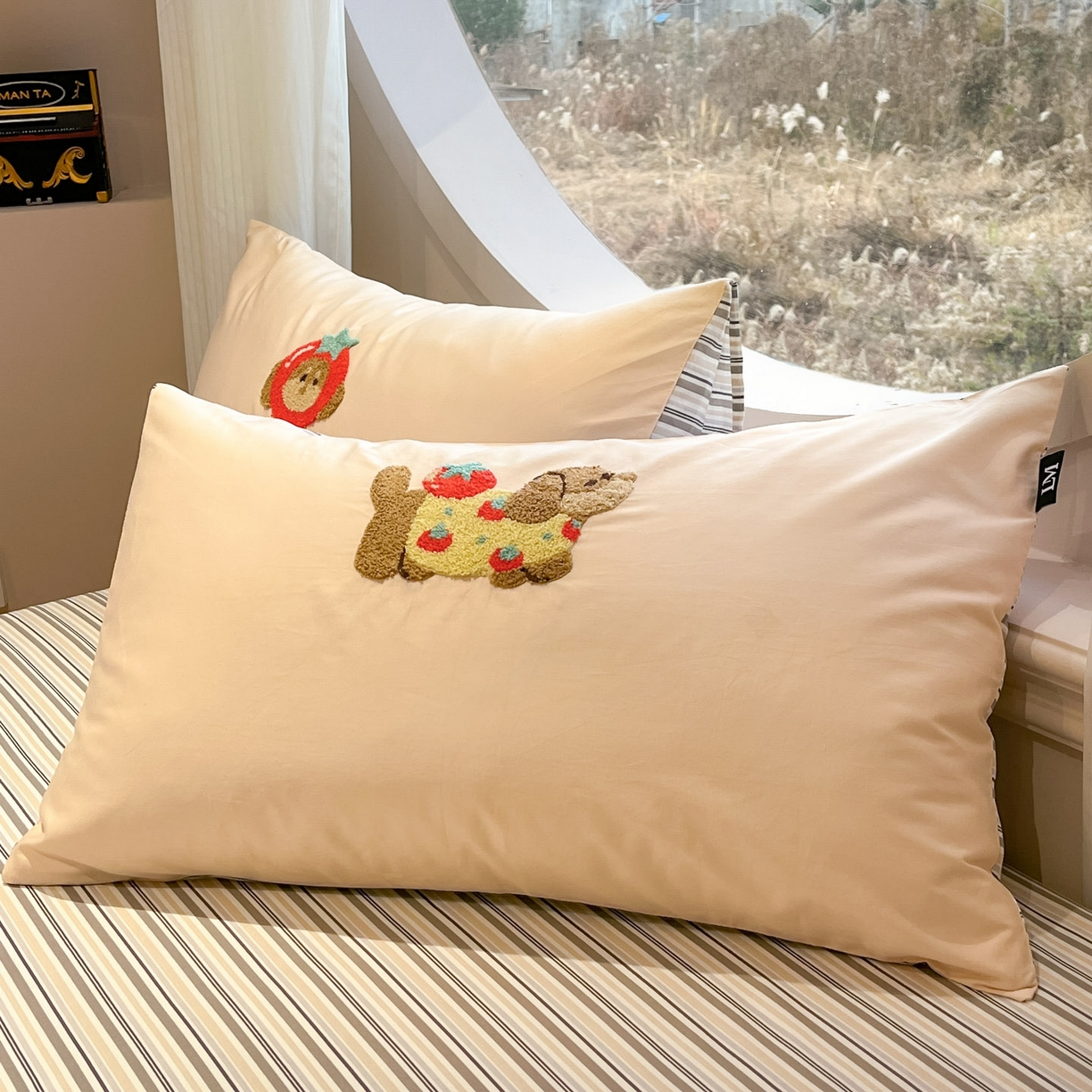 91家纺网 家纺一手货源 找家纺 乐美家纺 2026新款春夏软萌全棉毛巾绣系列四件套 西红柿腊肠狗