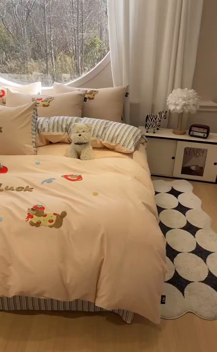 91家纺网 家纺一手货源 找家纺 乐美家纺 2026新款春夏软萌全棉毛巾绣系列四件套 西红柿腊肠狗