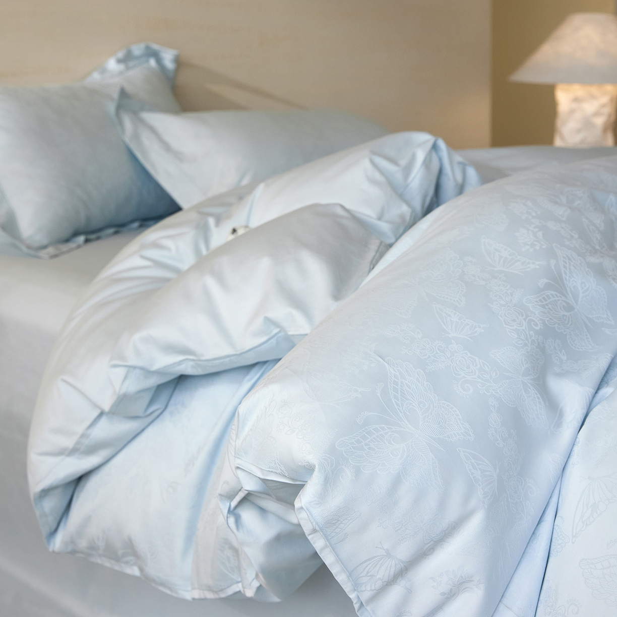 91家纺网 家纺一手货源 找家纺 梧桐树 2026新款60支长绒棉提花高奢系列四件套 T13羽蝶-蓝