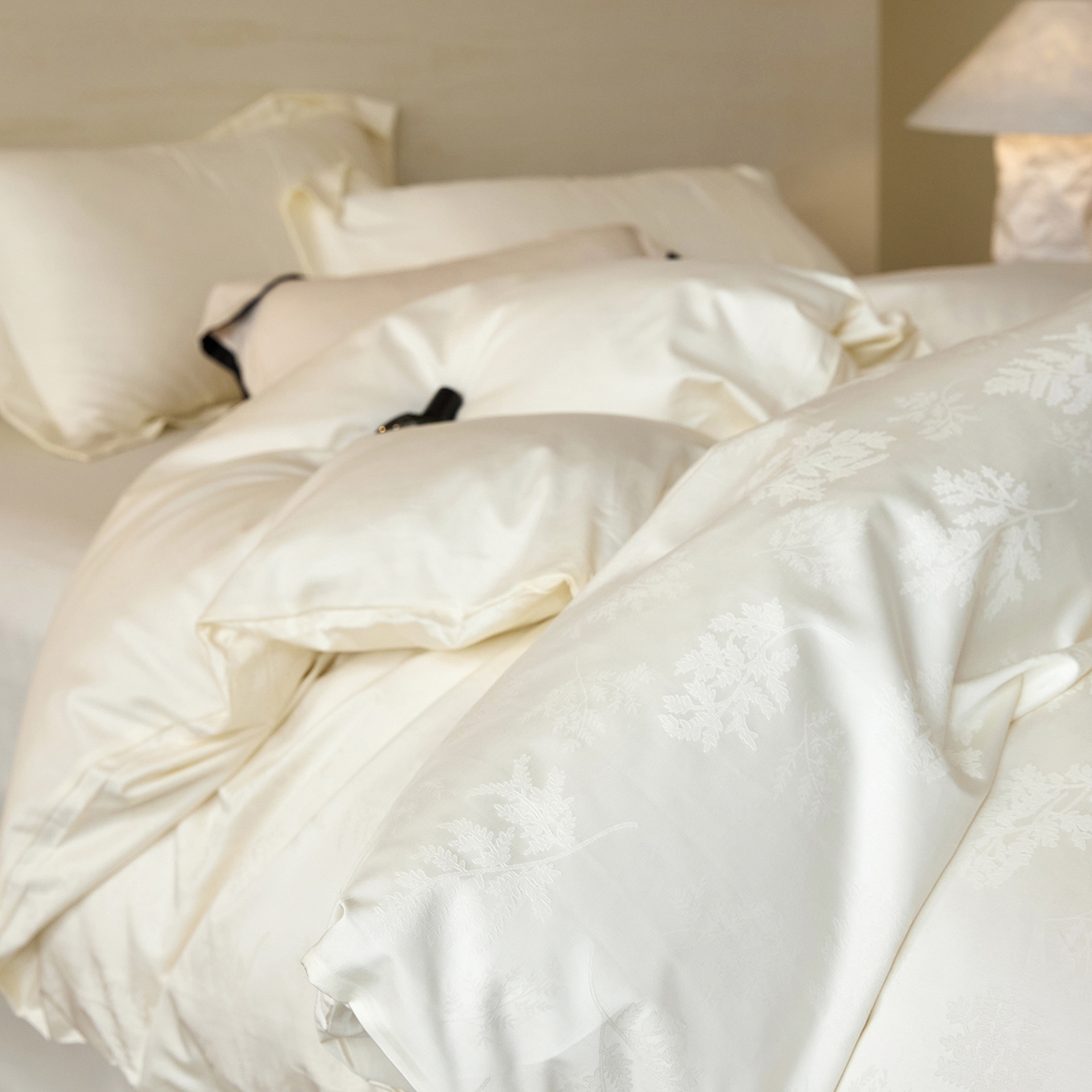 91家纺网 家纺一手货源 找家纺 梧桐树 2026新款60支长绒棉提花高奢系列四件套 TO6漫叶奶白