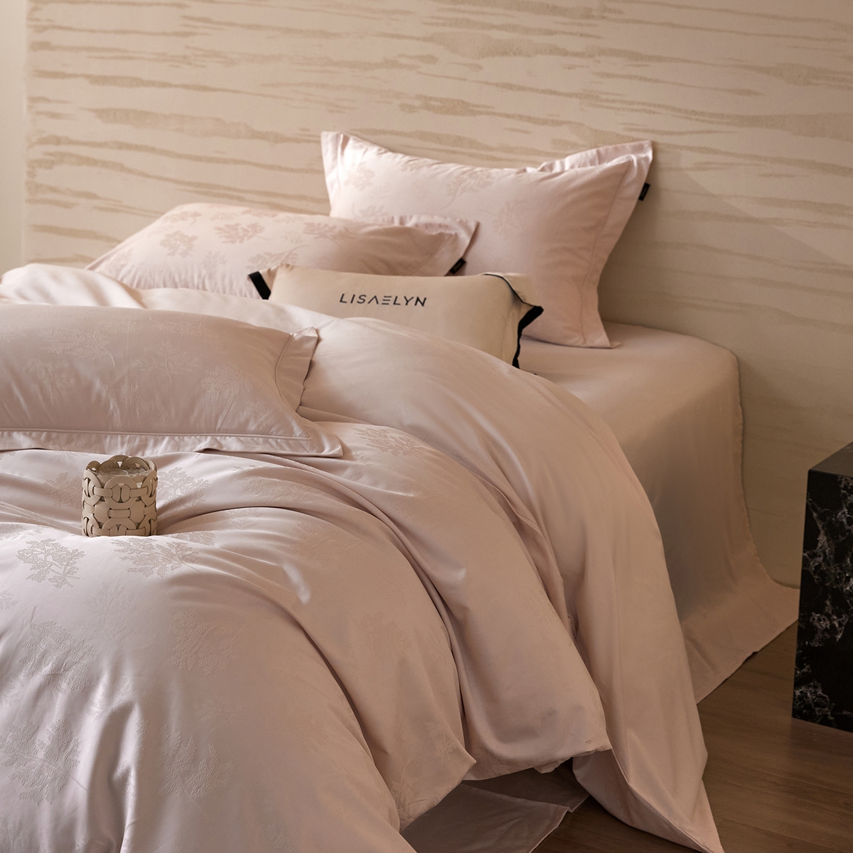 91家纺网 家纺一手货源 找家纺 梧桐树 2026新款60支长绒棉提花高奢系列四件套 TO5漫叶-粉玉