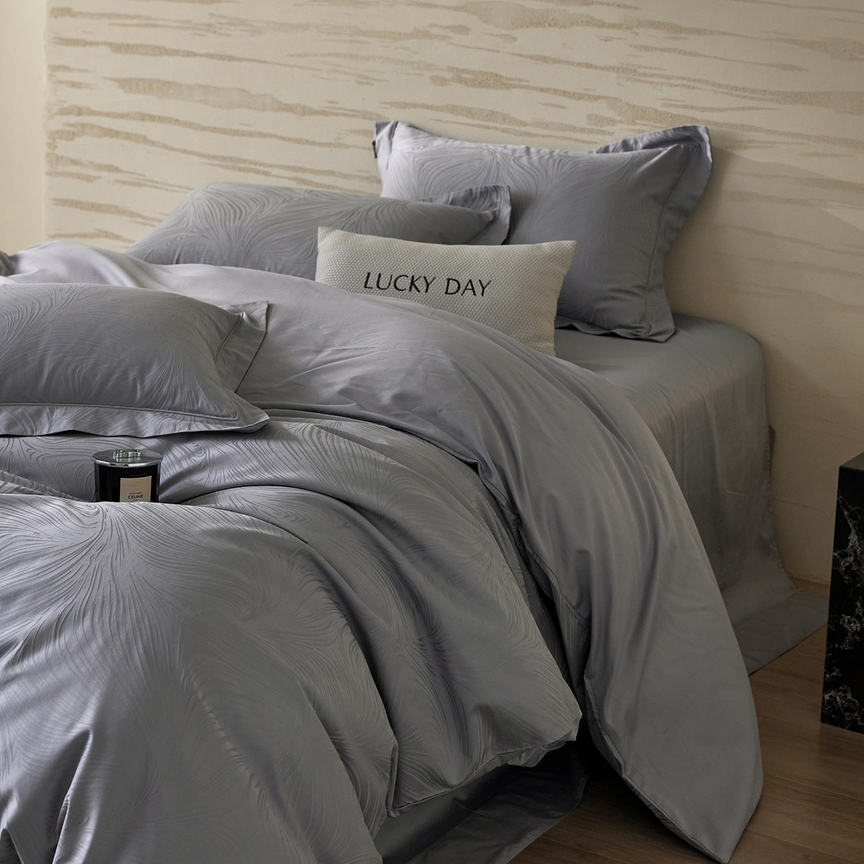 91家纺网 家纺一手货源 找家纺 梧桐树 2026新款60支长绒棉提花高奢系列四件套 T02幻境蓝紫