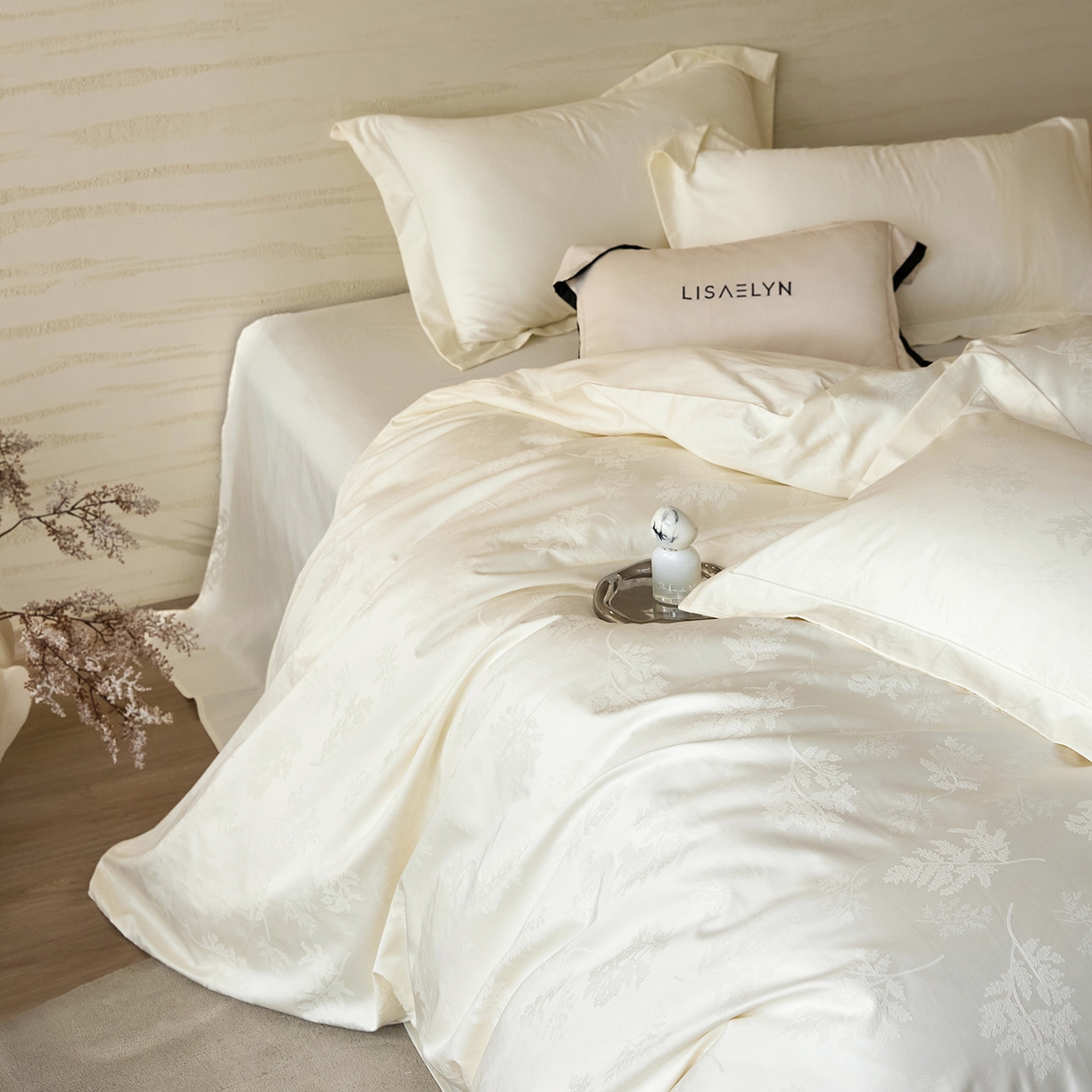 91家纺网 家纺一手货源 找家纺 梧桐树 2026新款60支长绒棉提花高奢系列四件套 TO6漫叶奶白