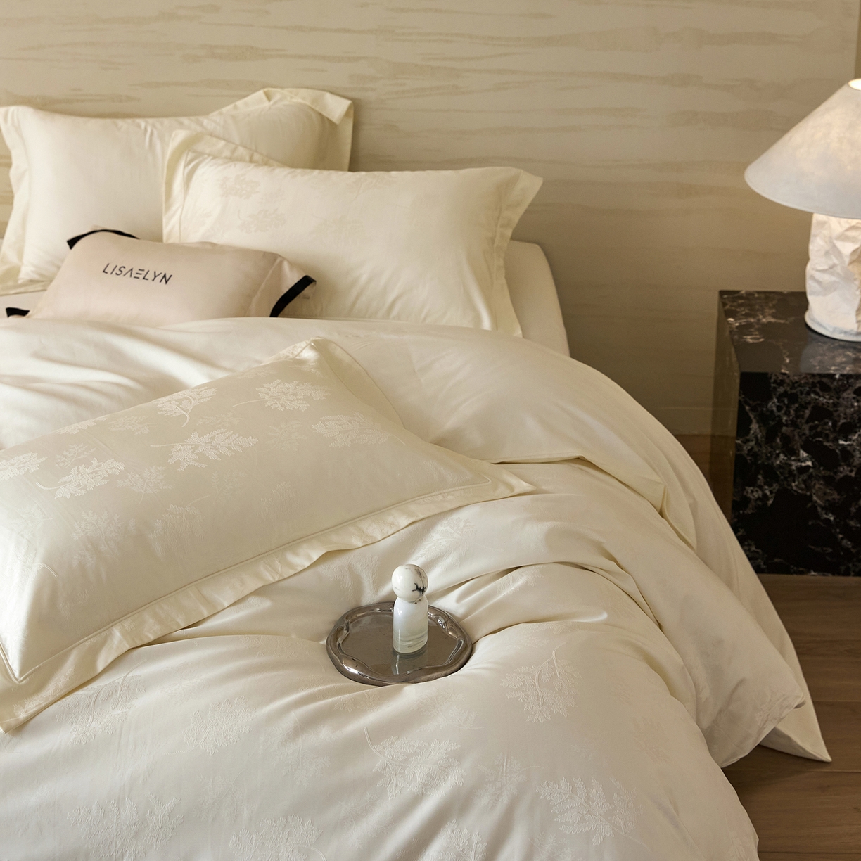 91家纺网 家纺一手货源 找家纺 梧桐树 2026新款60支长绒棉提花高奢系列四件套 TO6漫叶奶白