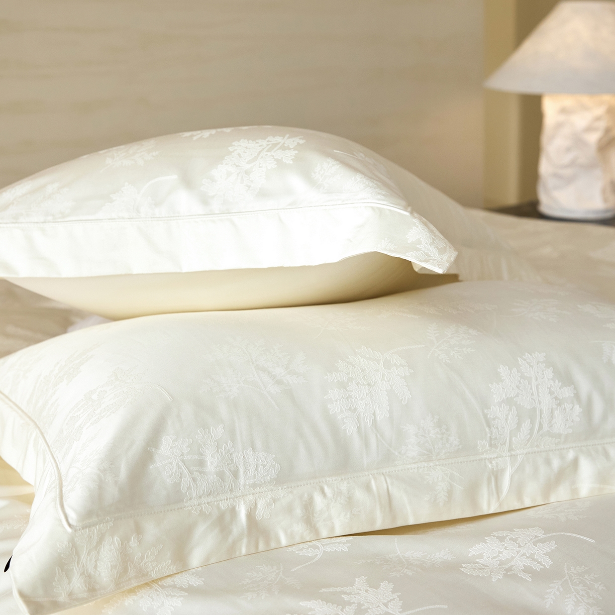 91家纺网 家纺一手货源 找家纺 梧桐树 2026新款60支长绒棉提花高奢系列四件套 TO6漫叶奶白