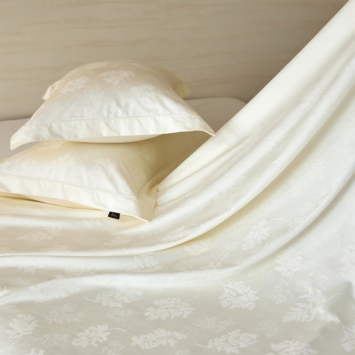 91家纺网 家纺一手货源 找家纺 梧桐树 2026新款60支长绒棉提花高奢系列四件套 TO6漫叶奶白