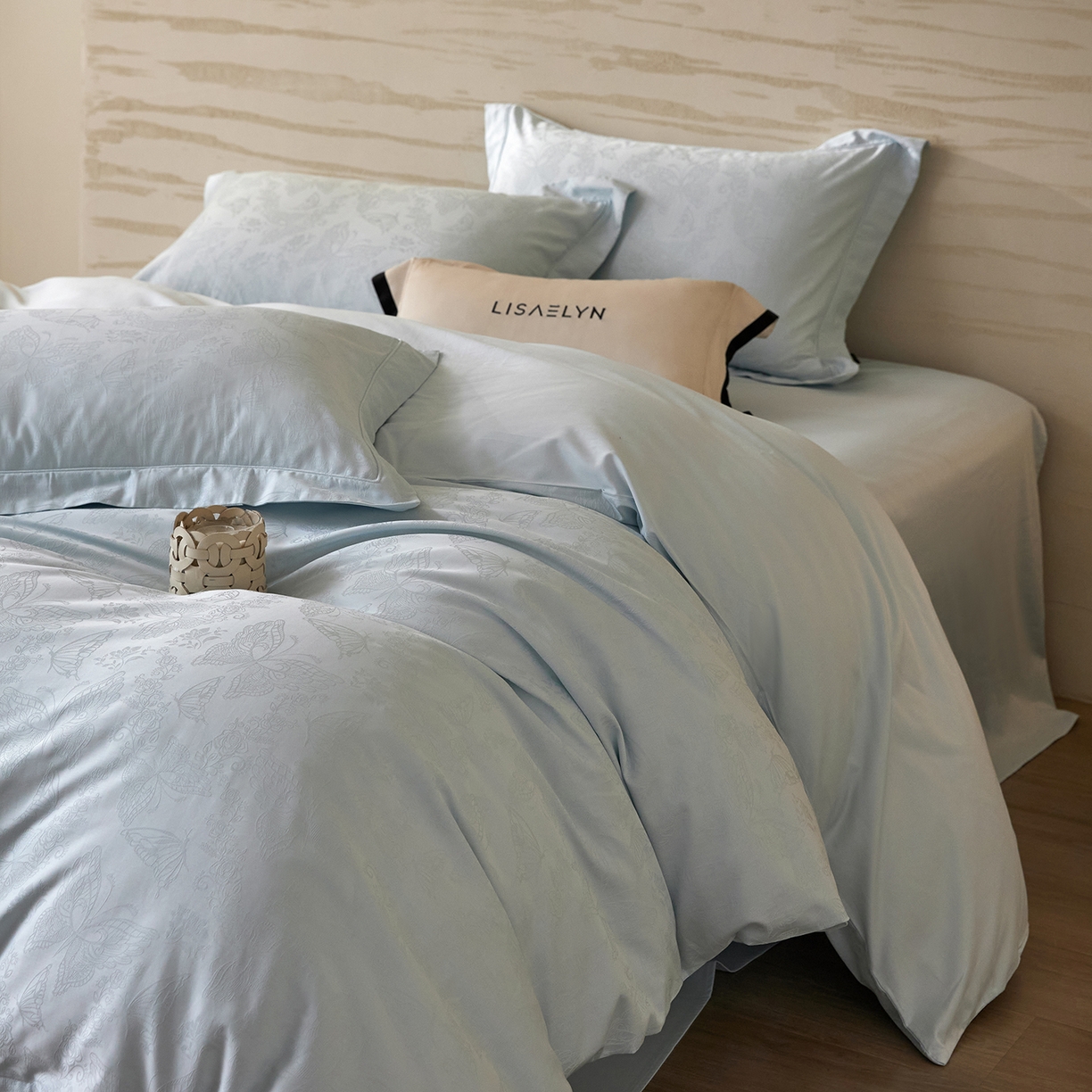 91家纺网 家纺一手货源 找家纺 梧桐树 2026新款60支长绒棉提花高奢系列四件套 T13羽蝶-蓝