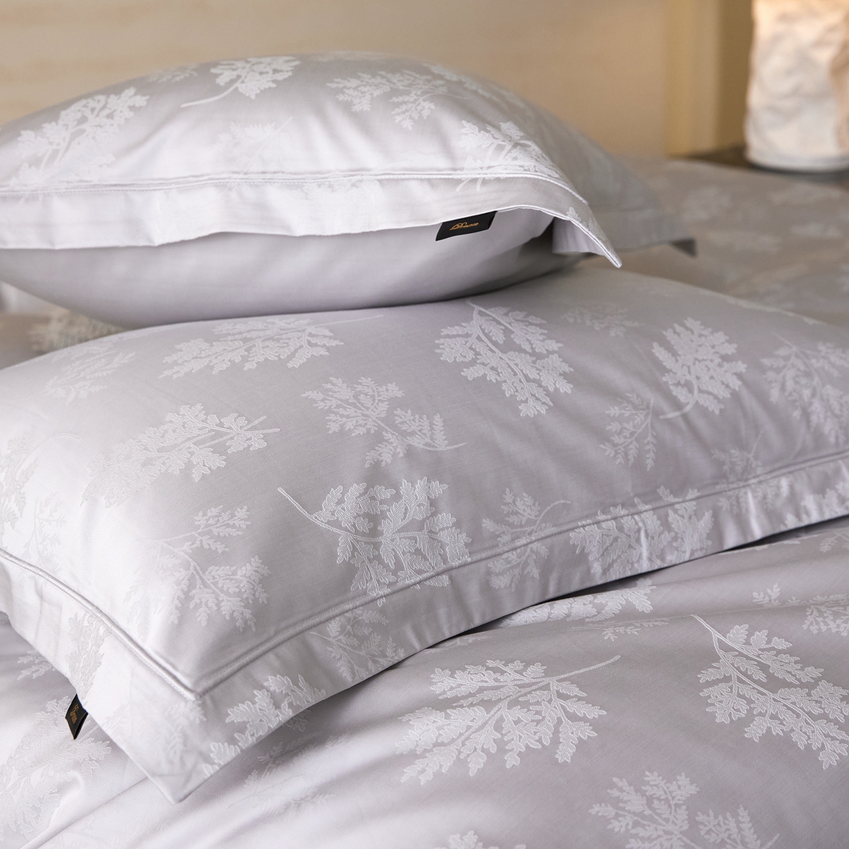 91家纺网 家纺一手货源 找家纺 梧桐树 2026新款60支长绒棉提花高奢系列四件套 T07漫叶-灰