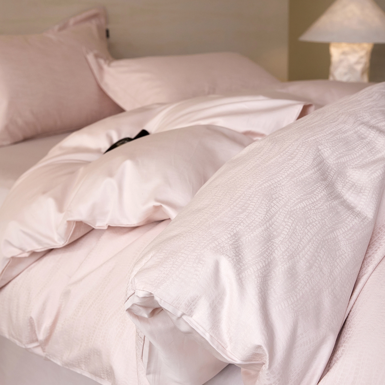 91家纺网 家纺一手货源 找家纺 梧桐树 2026新款60支长绒棉提花高奢系列四件套 T10玛吉-粉玉