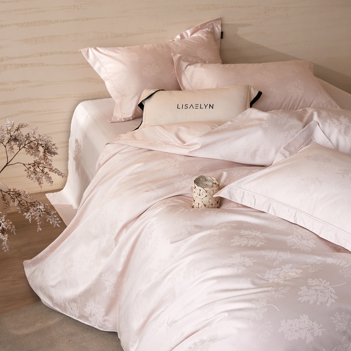 91家纺网 家纺一手货源 找家纺 梧桐树 2026新款60支长绒棉提花高奢系列四件套 TO5漫叶-粉玉