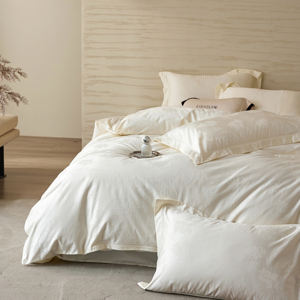 91家纺网 家纺一手货源 找家纺 梧桐树 2026新款60支长绒棉提花高奢系列四件套 TO6漫叶奶白