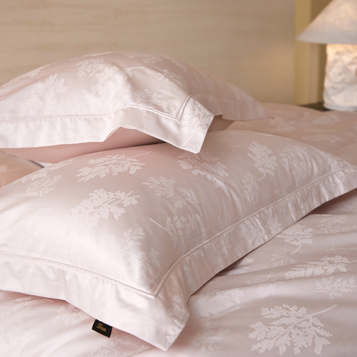 91家纺网 家纺一手货源 找家纺 梧桐树 2026新款60支长绒棉提花高奢系列四件套 TO5漫叶-粉玉