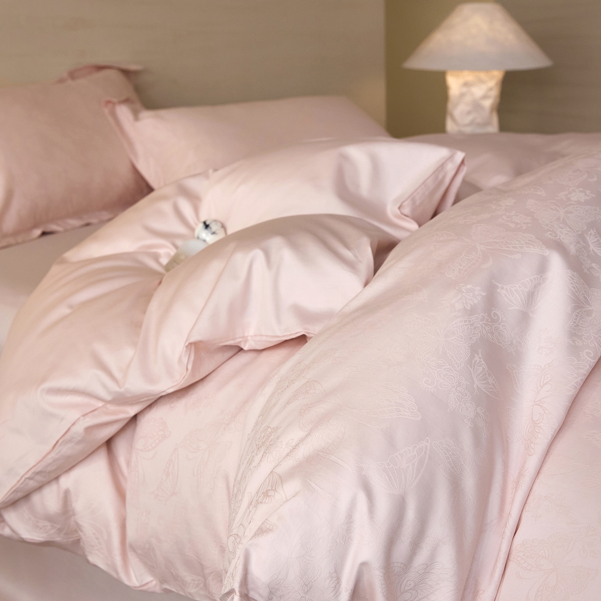 91家纺网 家纺一手货源 找家纺 梧桐树 2026新款60支长绒棉提花高奢系列四件套 T14羽蝶-玉粉