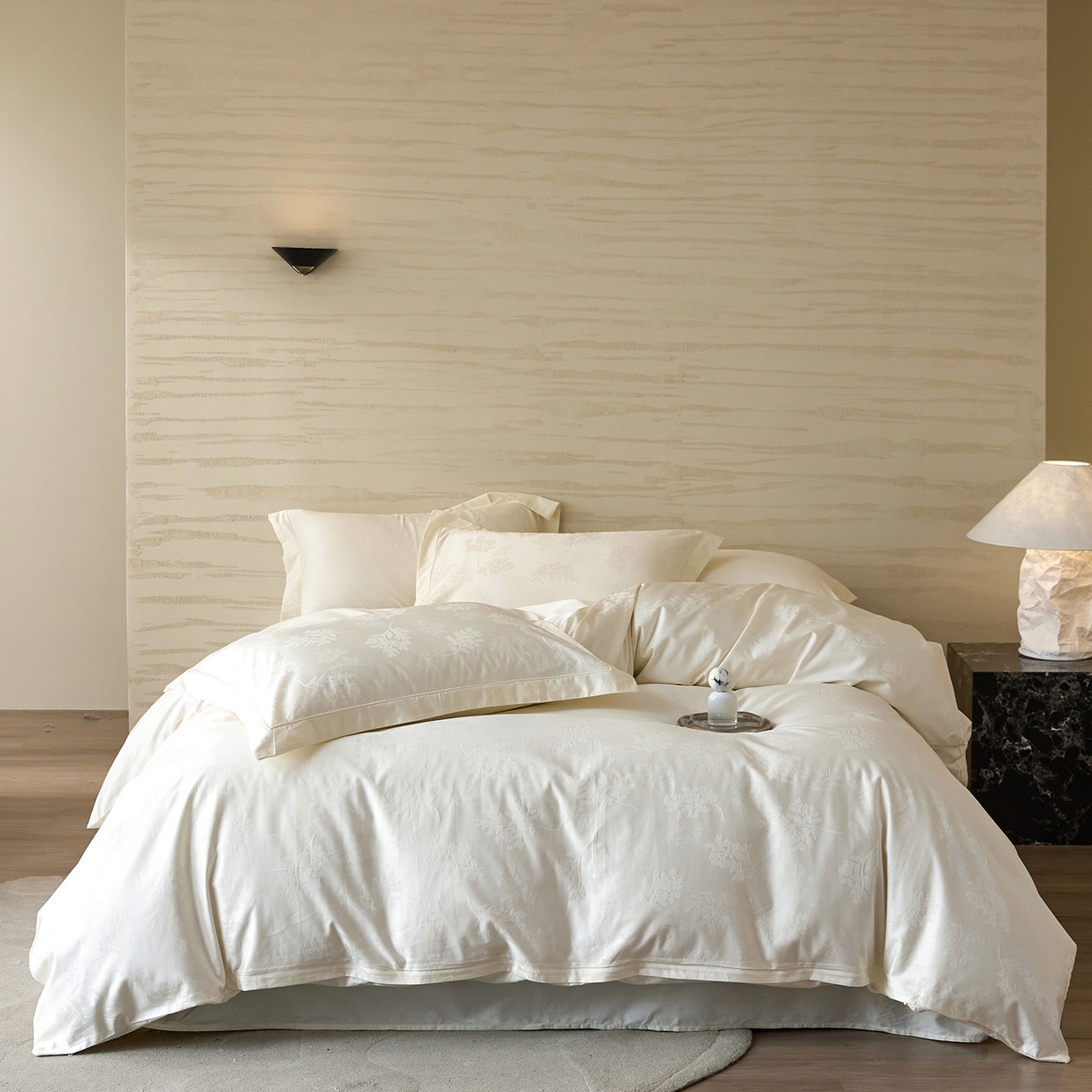 91家纺网 家纺一手货源 找家纺 梧桐树 2026新款60支长绒棉提花高奢系列四件套 TO6漫叶奶白