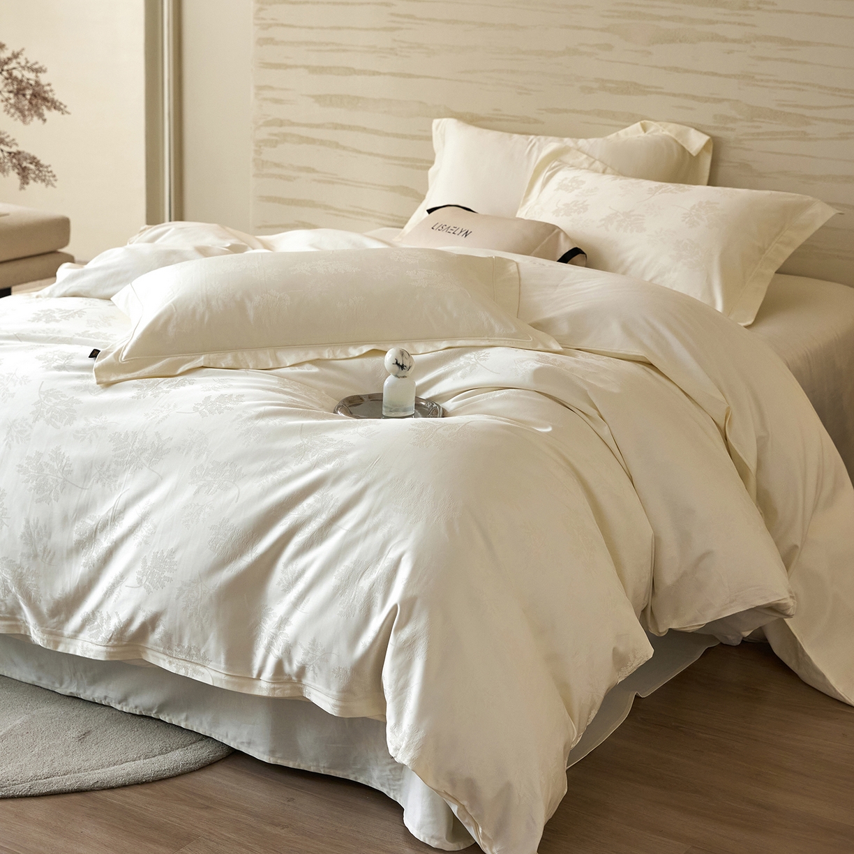 91家纺网 家纺一手货源 找家纺 梧桐树 2026新款60支长绒棉提花高奢系列四件套 TO6漫叶奶白