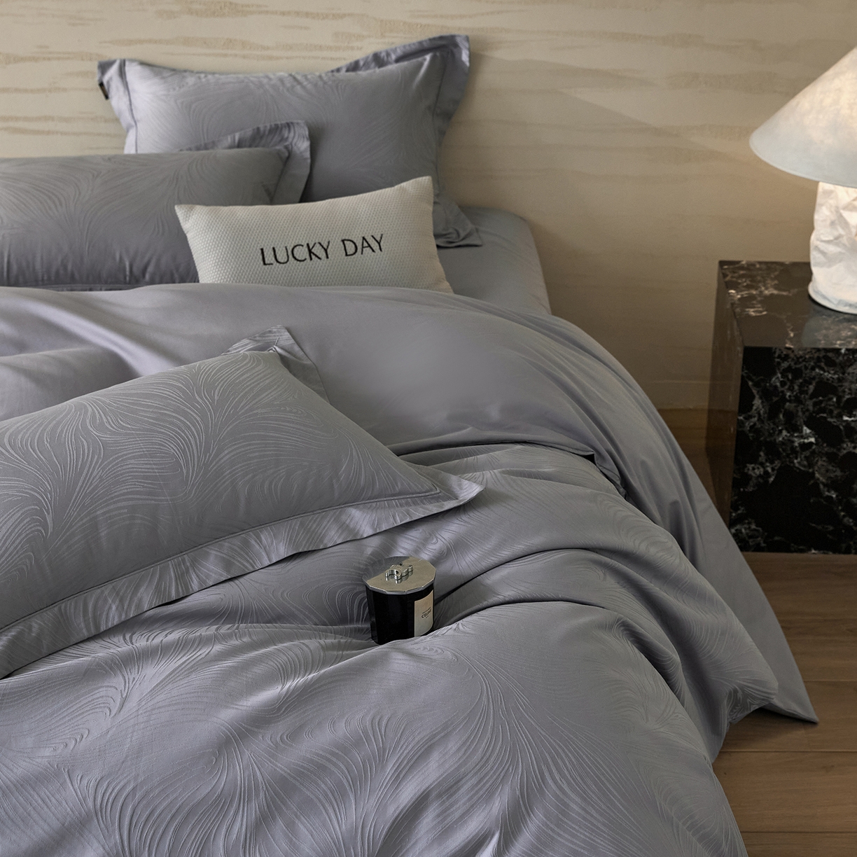 91家纺网 家纺一手货源 找家纺 梧桐树 2026新款60支长绒棉提花高奢系列四件套 T02幻境蓝紫