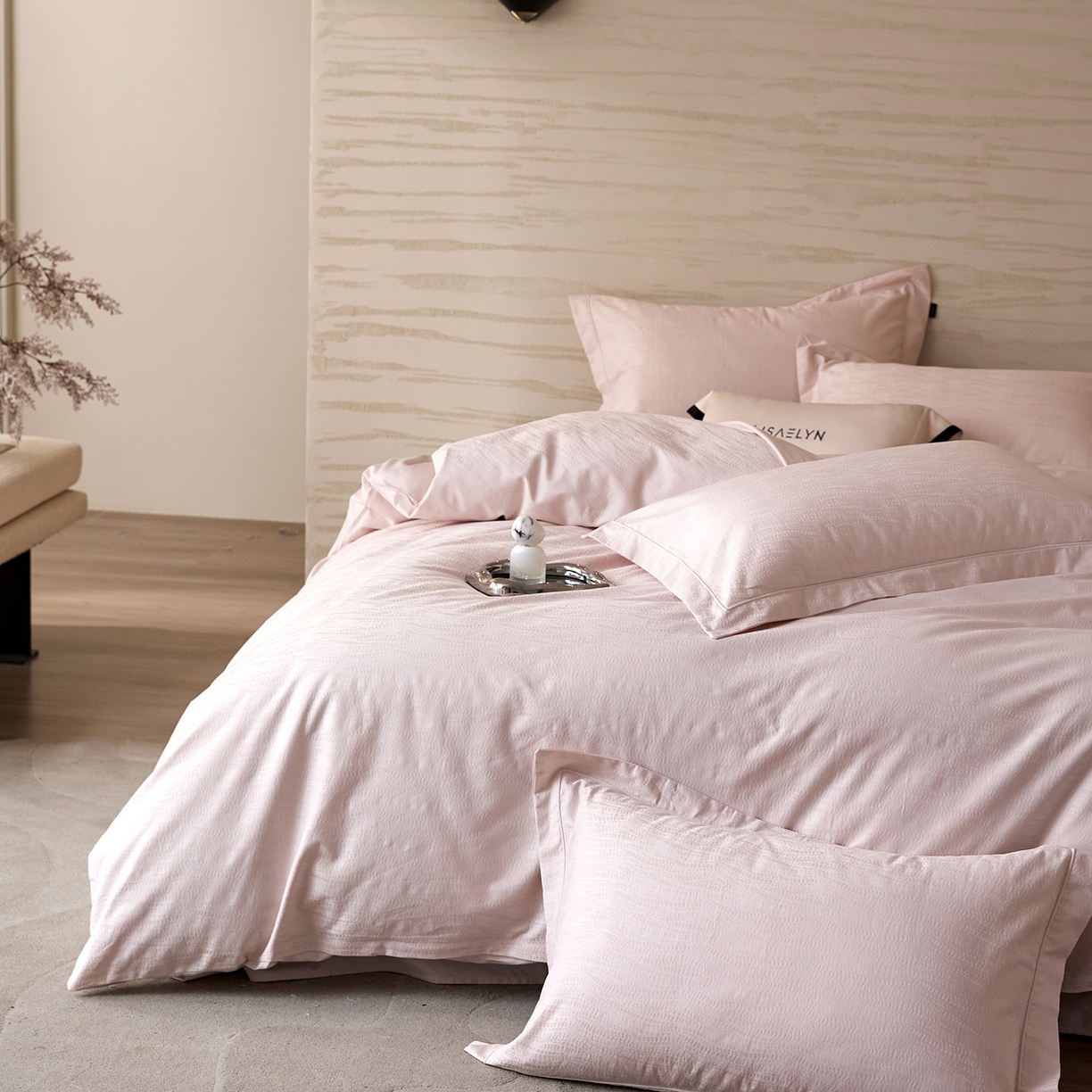 91家纺网 家纺一手货源 找家纺 梧桐树 2026新款60支长绒棉提花高奢系列四件套 T10玛吉-粉玉