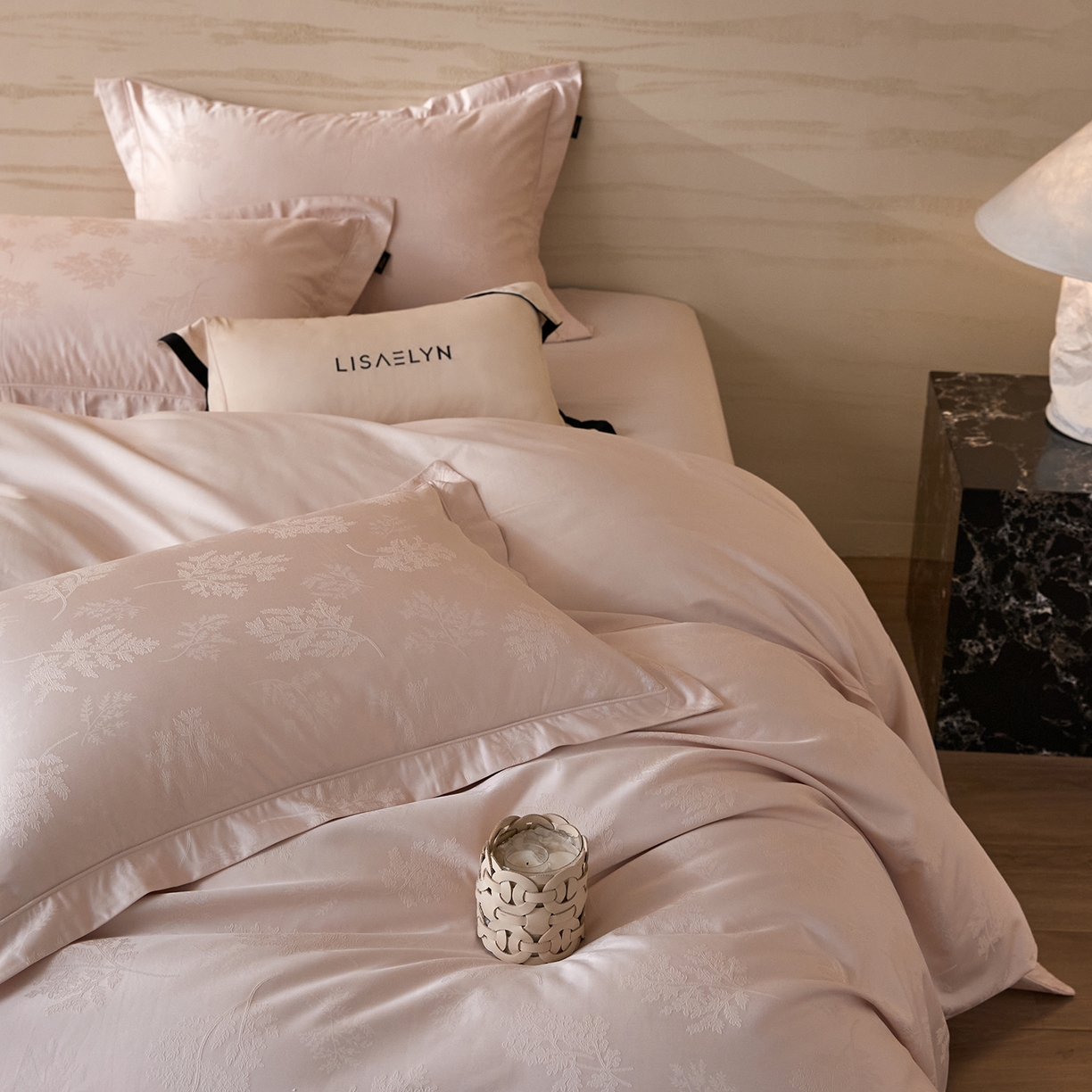 91家纺网 家纺一手货源 找家纺 梧桐树 2026新款60支长绒棉提花高奢系列四件套 TO5漫叶-粉玉