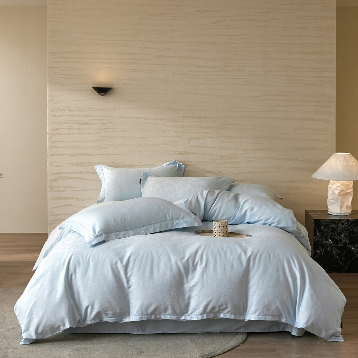 91家纺网 家纺一手货源 找家纺 梧桐树 2026新款60支长绒棉提花高奢系列四件套 T13羽蝶-蓝