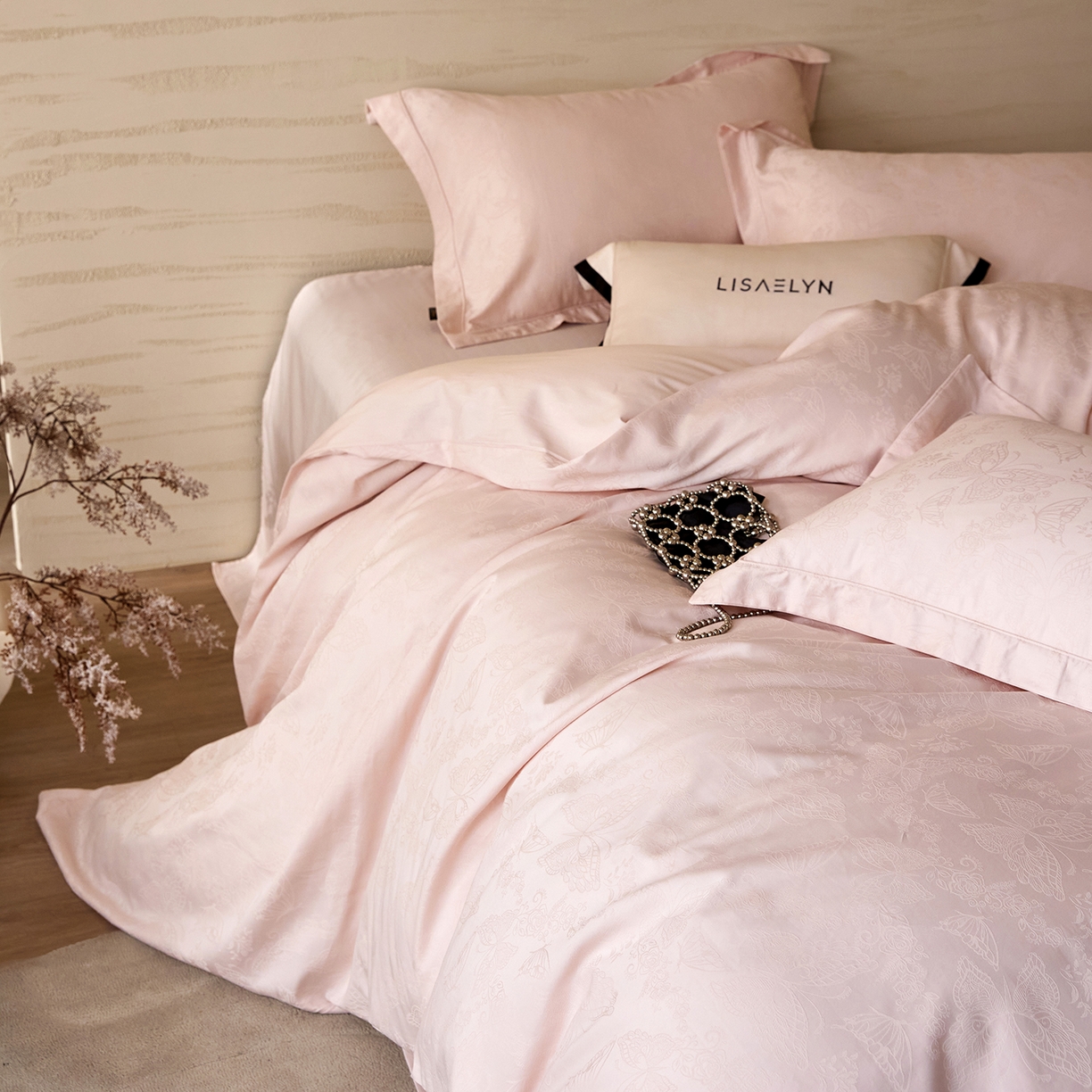 91家纺网 家纺一手货源 找家纺 梧桐树 2026新款60支长绒棉提花高奢系列四件套 T14羽蝶-玉粉