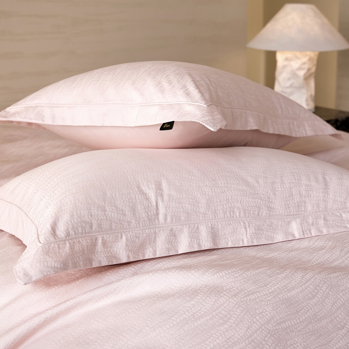 91家纺网 家纺一手货源 找家纺 梧桐树 2026新款60支长绒棉提花高奢系列四件套 T10玛吉-粉玉