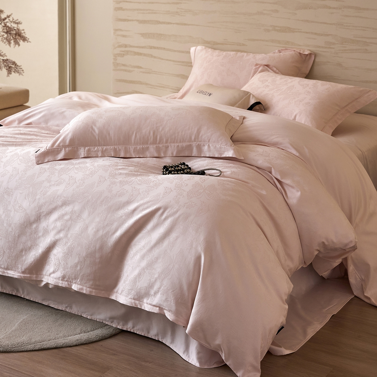 91家纺网 家纺一手货源 找家纺 梧桐树 2026新款60支长绒棉提花高奢系列四件套 T14羽蝶-玉粉