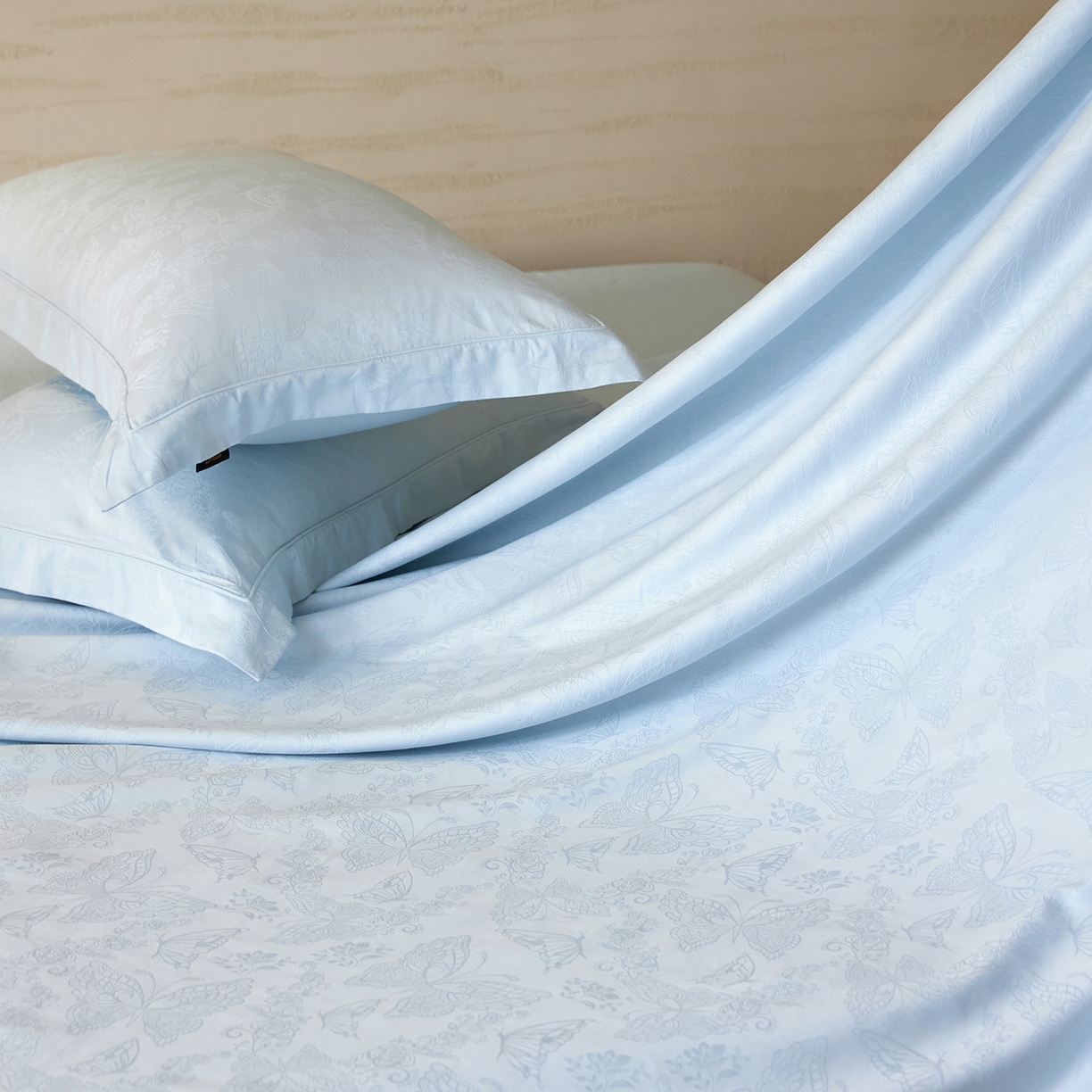 91家纺网 家纺一手货源 找家纺 梧桐树 2026新款60支长绒棉提花高奢系列四件套 T13羽蝶-蓝