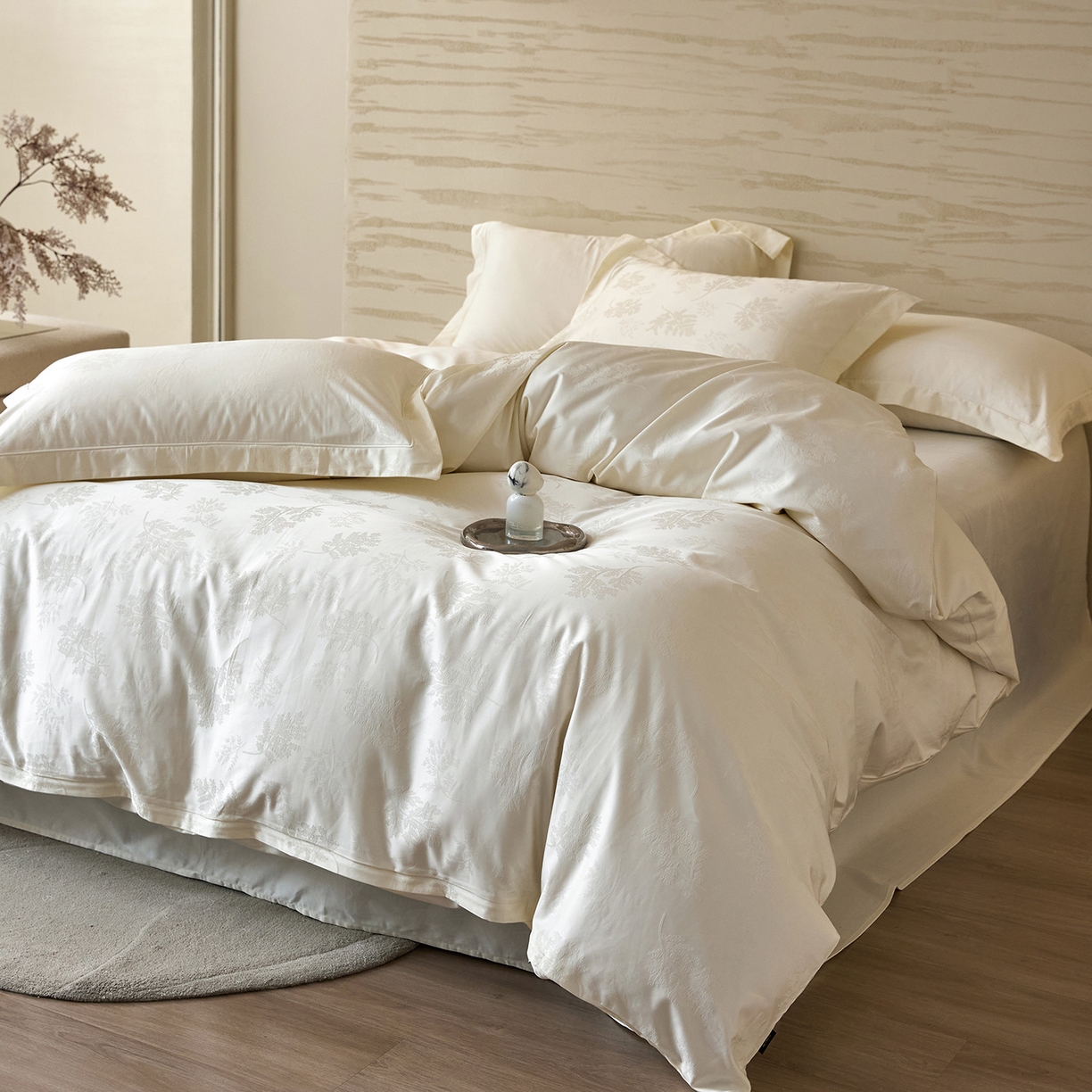 91家纺网 家纺一手货源 找家纺 梧桐树 2026新款60支长绒棉提花高奢系列四件套 TO6漫叶奶白