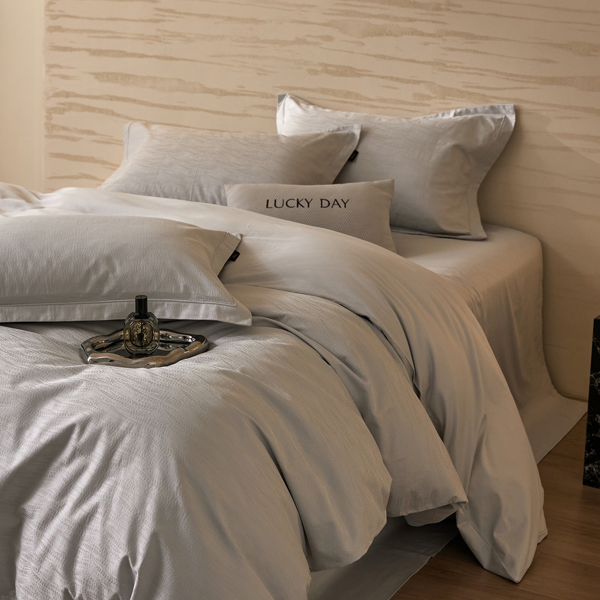 91家纺网 家纺一手货源 找家纺 梧桐树 2026新款60支长绒棉提花高奢系列四件套 T12玛吉灰