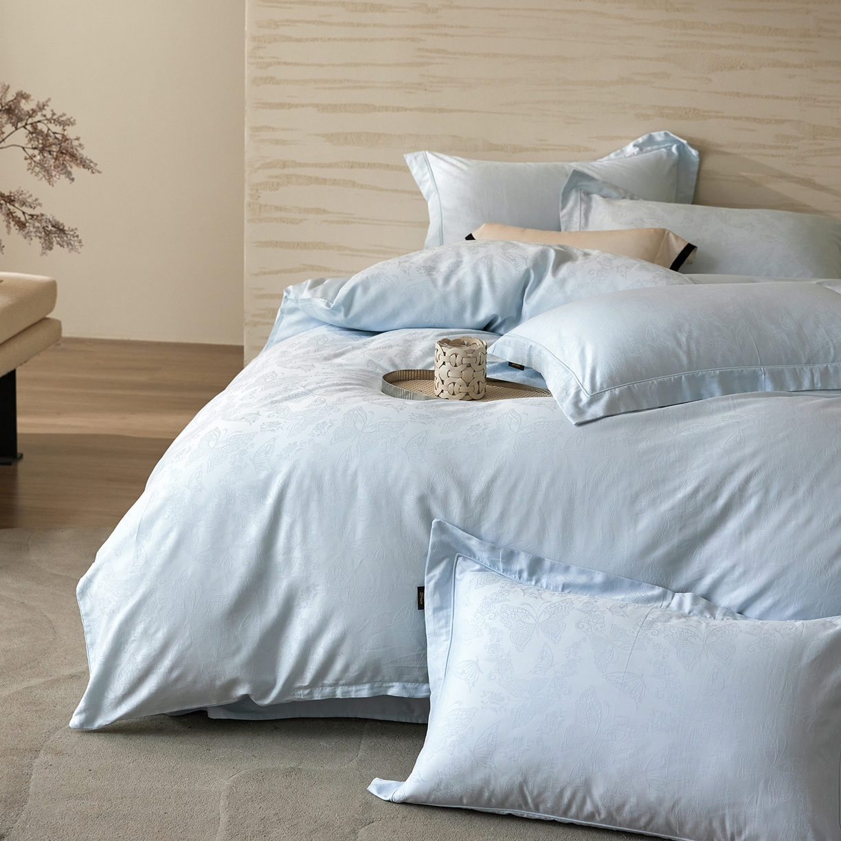 91家纺网 家纺一手货源 找家纺 梧桐树 2026新款60支长绒棉提花高奢系列四件套 T13羽蝶-蓝