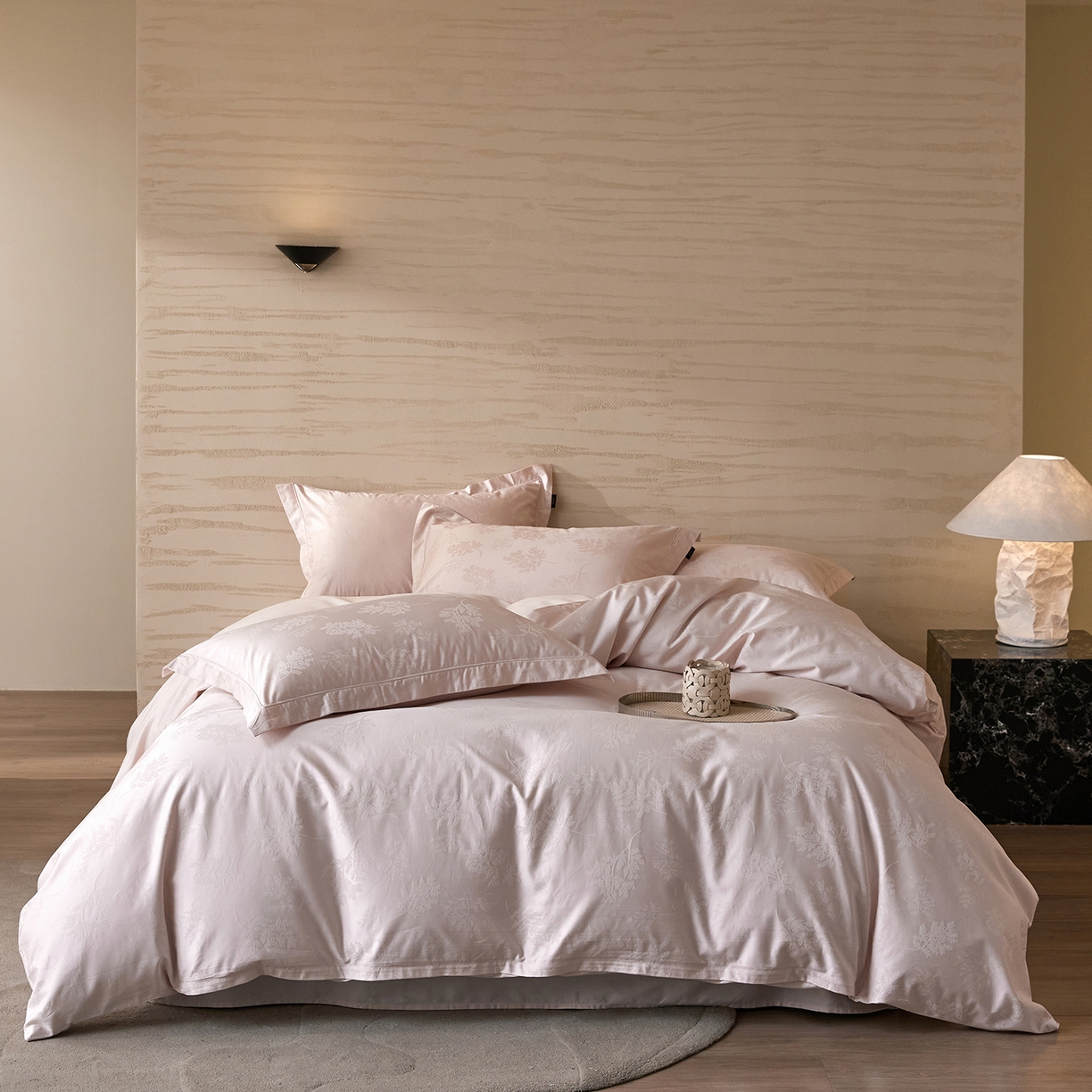 91家纺网 家纺一手货源 找家纺 梧桐树 2026新款60支长绒棉提花高奢系列四件套 TO5漫叶-粉玉