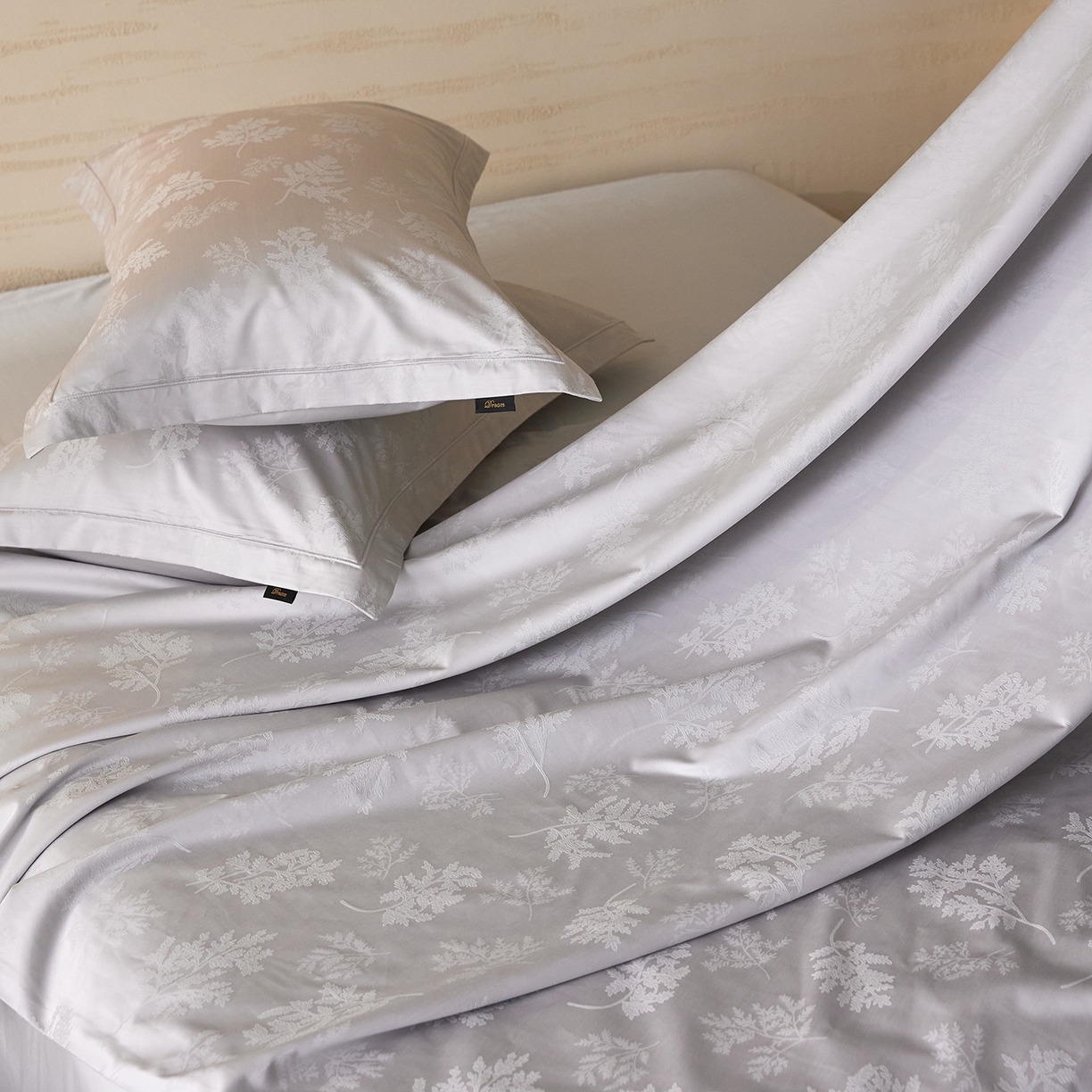 91家纺网 家纺一手货源 找家纺 梧桐树 2026新款60支长绒棉提花高奢系列四件套 T07漫叶-灰