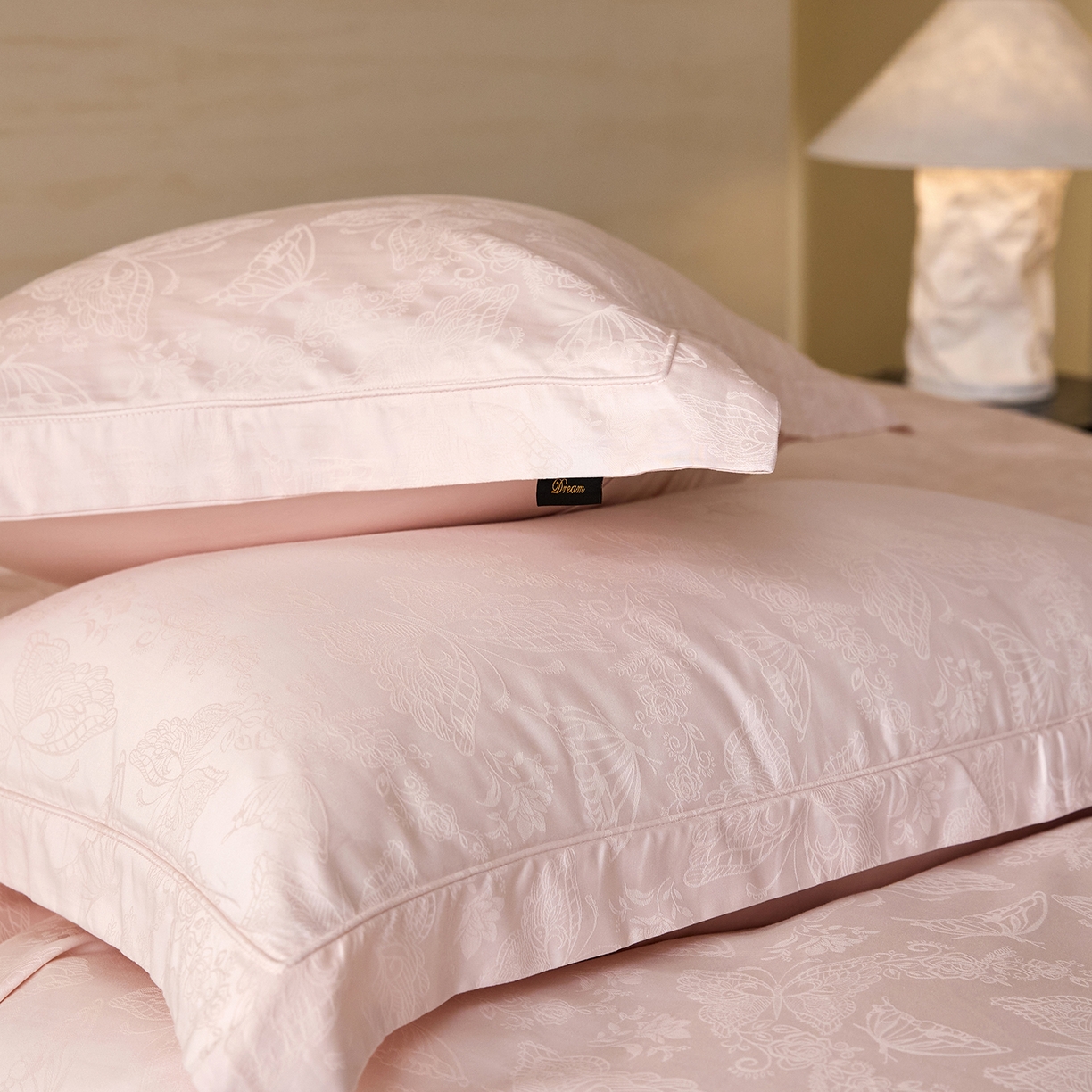 91家纺网 家纺一手货源 找家纺 梧桐树 2026新款60支长绒棉提花高奢系列四件套 T14羽蝶-玉粉