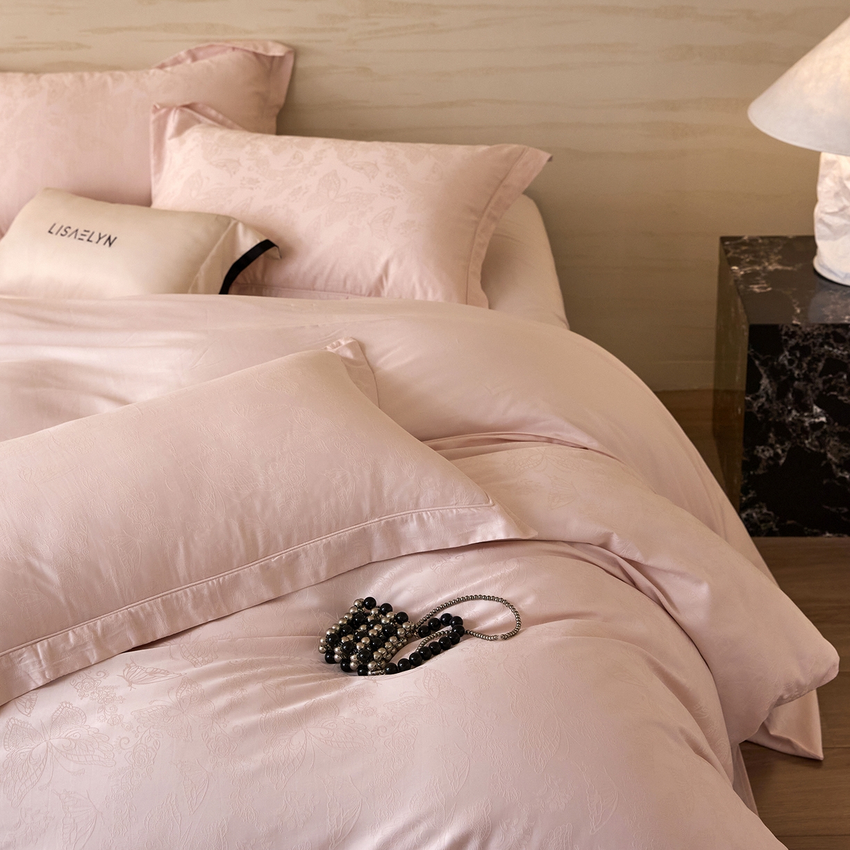 91家纺网 家纺一手货源 找家纺 梧桐树 2026新款60支长绒棉提花高奢系列四件套 T14羽蝶-玉粉