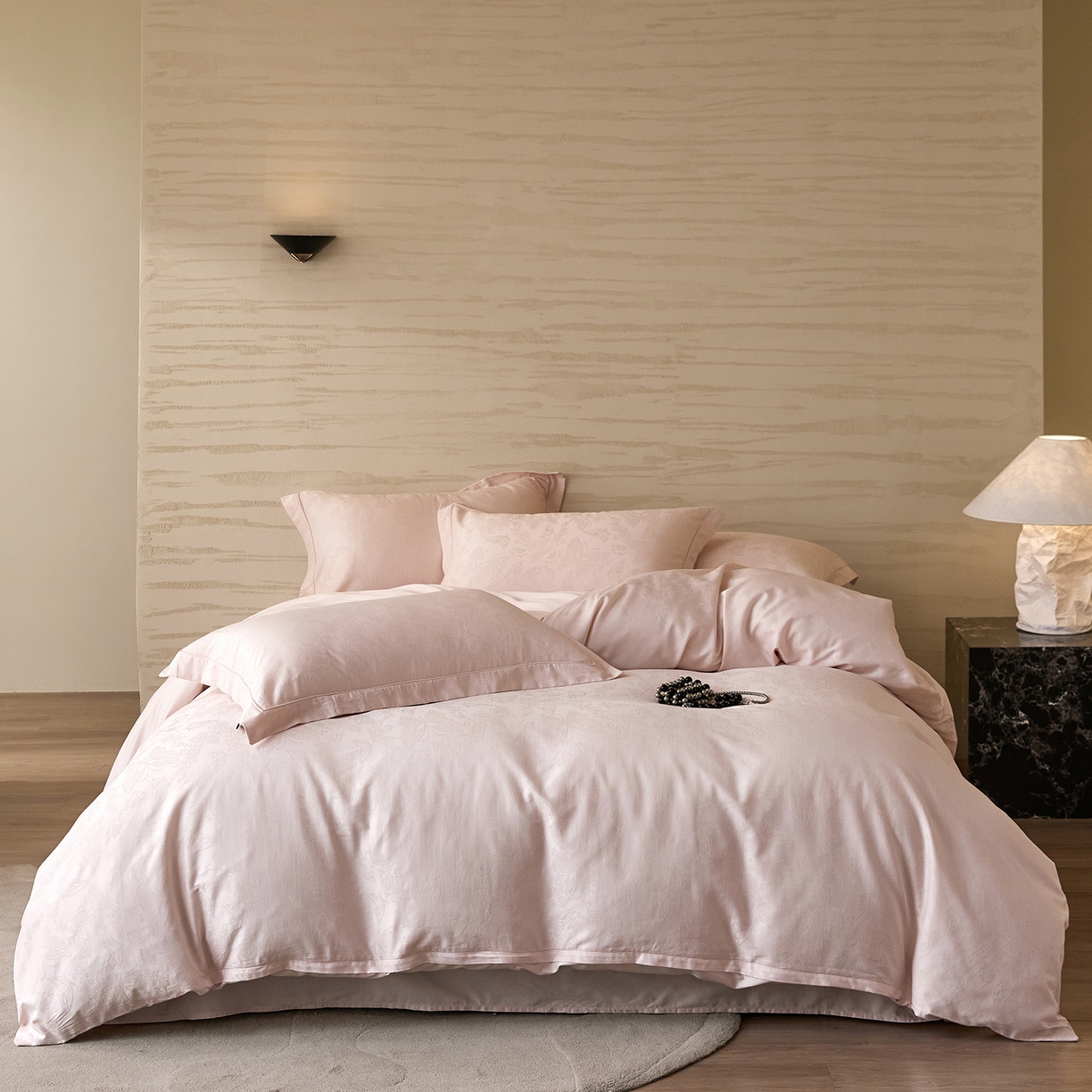 91家纺网 家纺一手货源 找家纺 梧桐树 2026新款60支长绒棉提花高奢系列四件套 T14羽蝶-玉粉